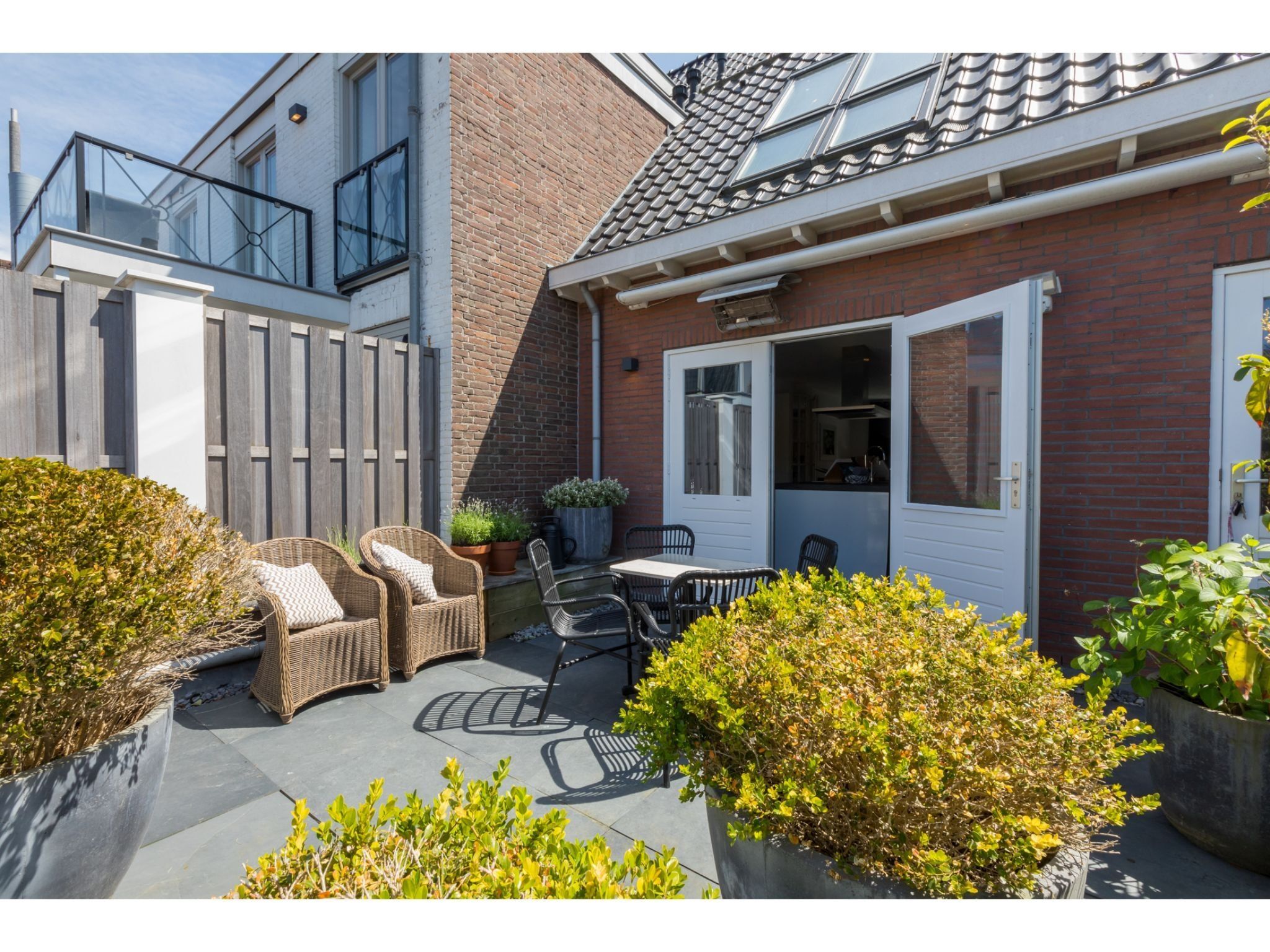 Het terras van Ooststraat 7 in Domburg