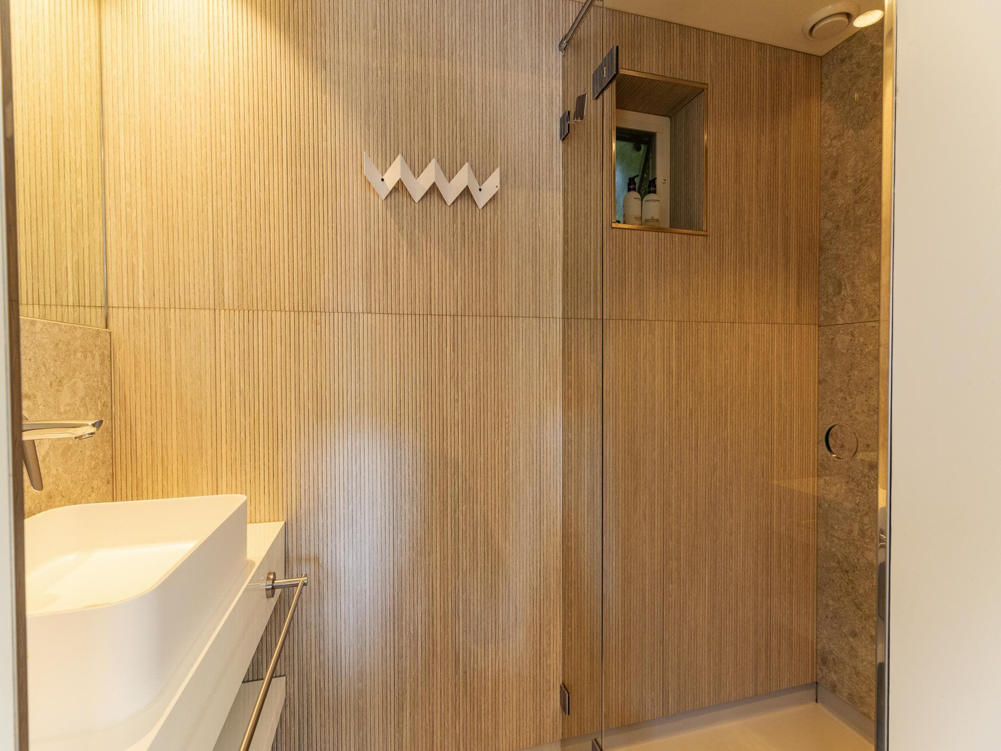 De badkamer van Duinenburg 23 in Domburg