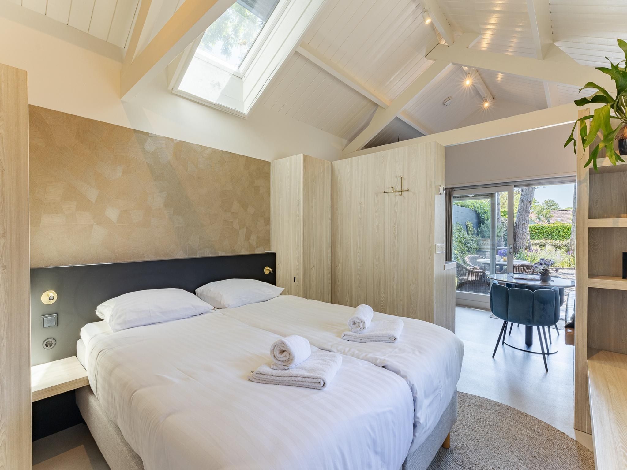 Een slaapkamer van Duinenburg 23 in Domburg