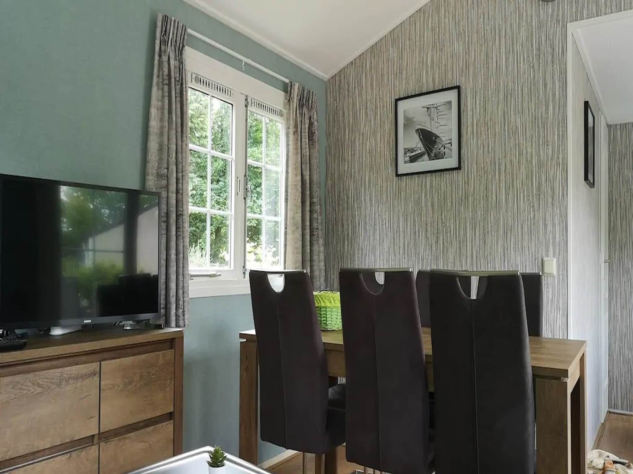 De eetkamer van Huisje 84 in Stegeren