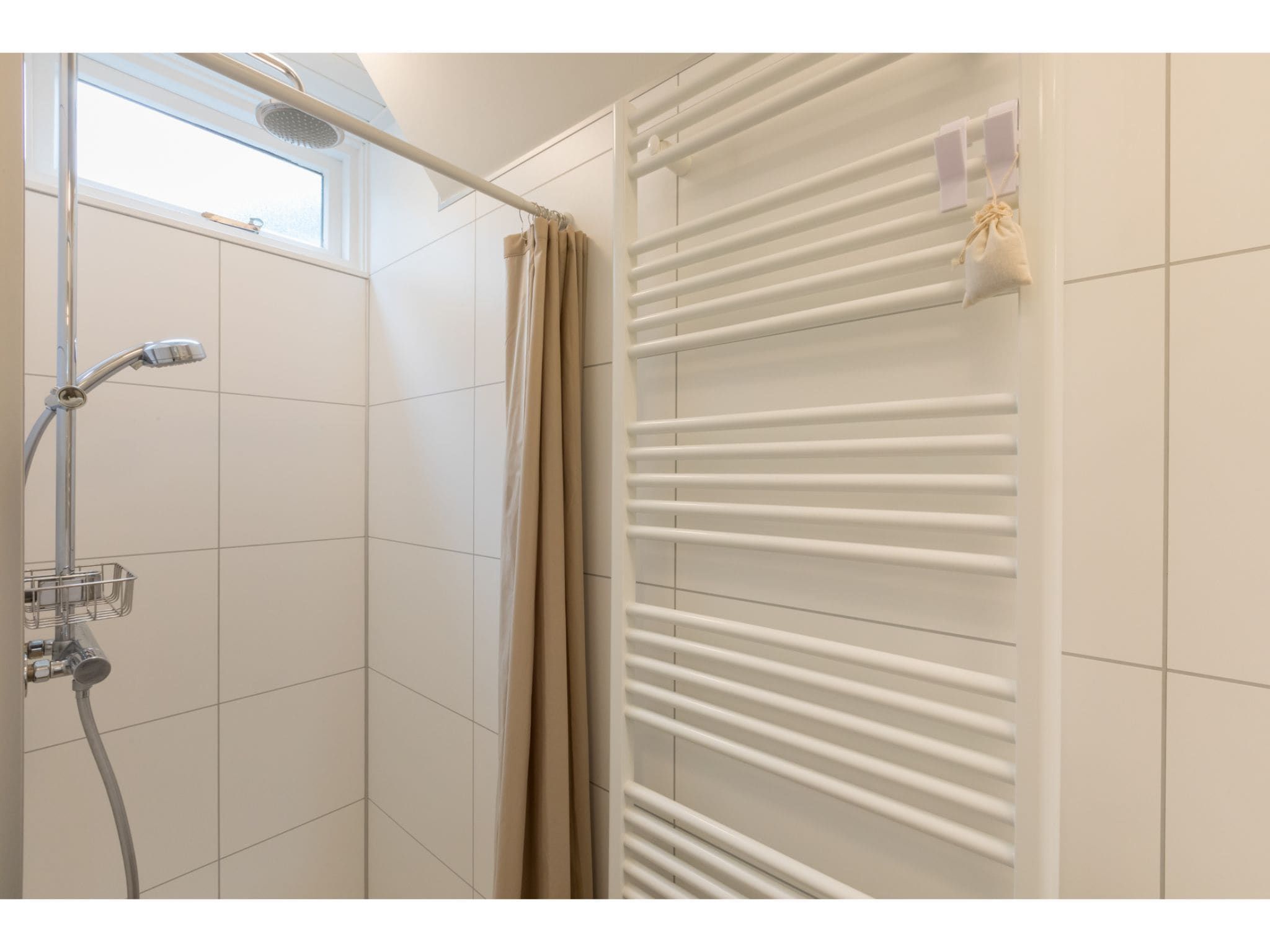 De badkamer van Noordendolfer 2 huisje 51 in Zoutelande