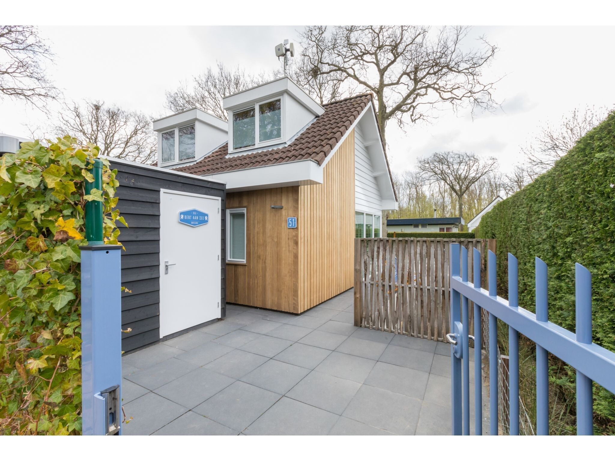 De buitenkant van Noordendolfer 2 huisje 51 in Zoutelande