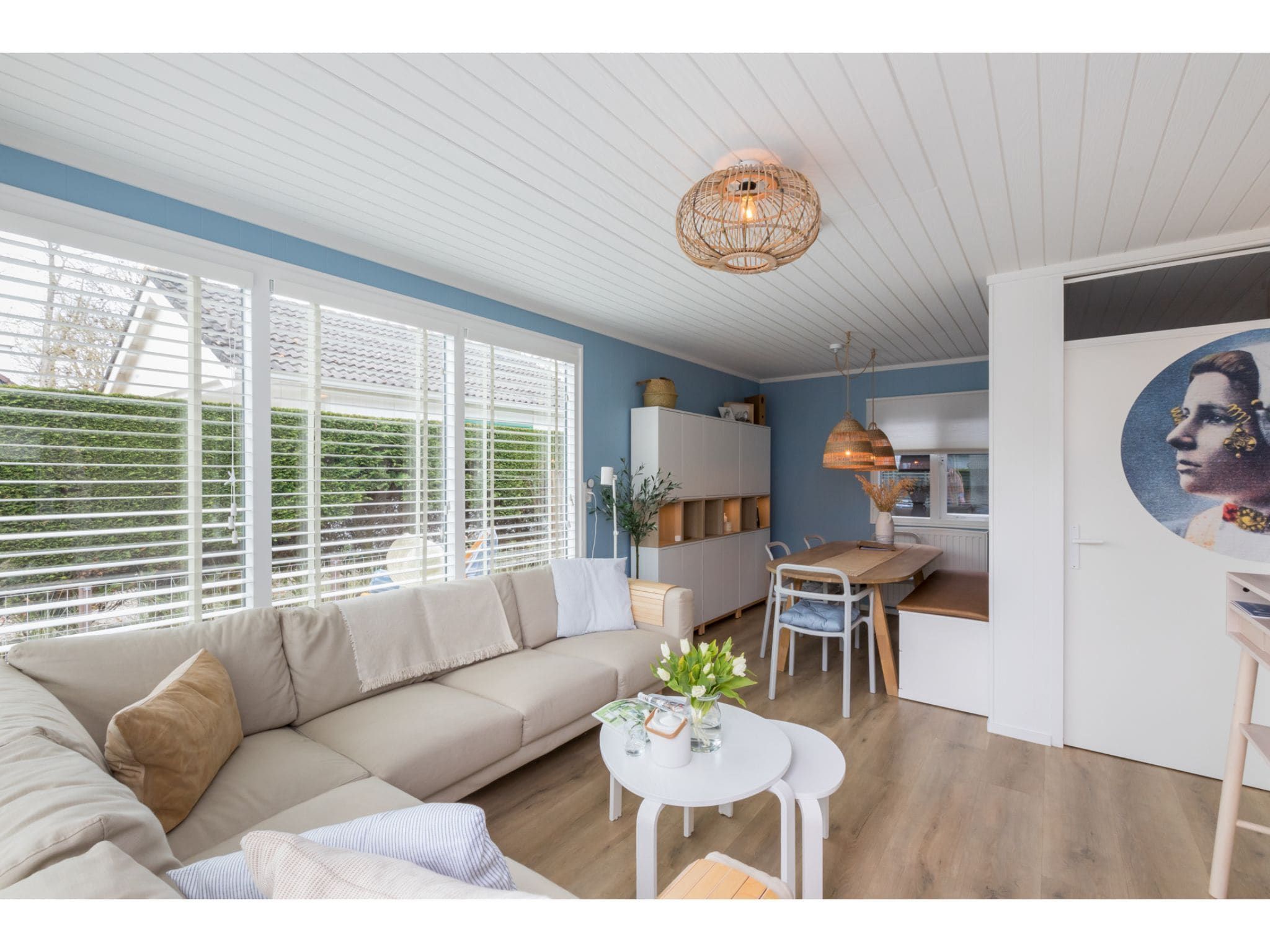 De woonkamer van Noordendolfer 2 huisje 51 in Zoutelande