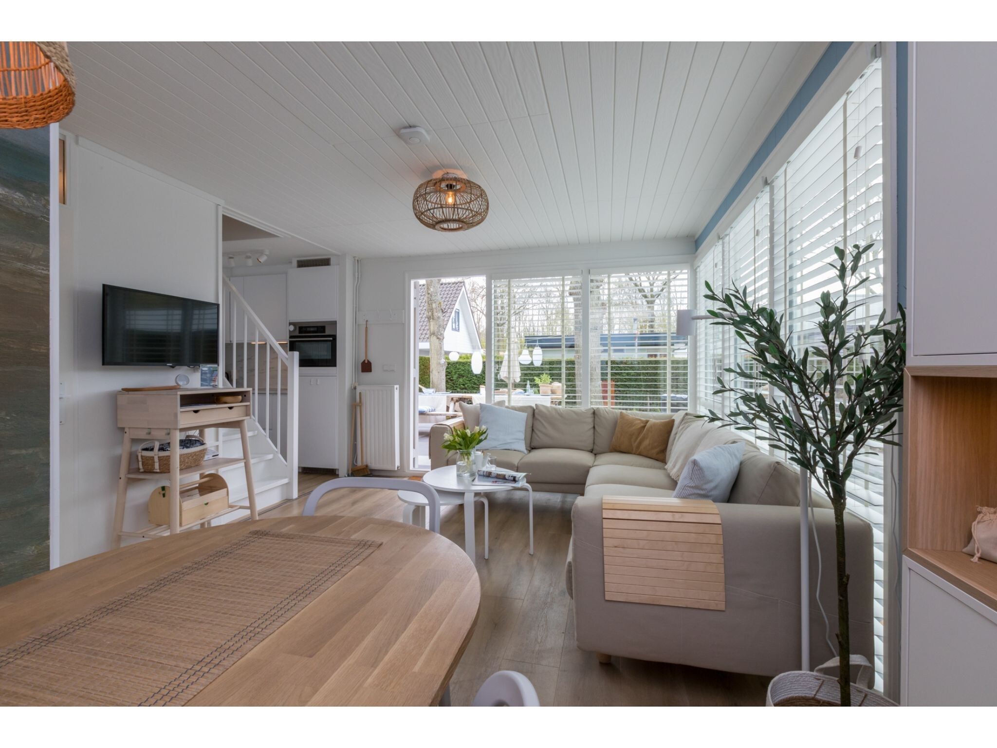 De eetkamer van Noordendolfer 2 huisje 51 in Zoutelande