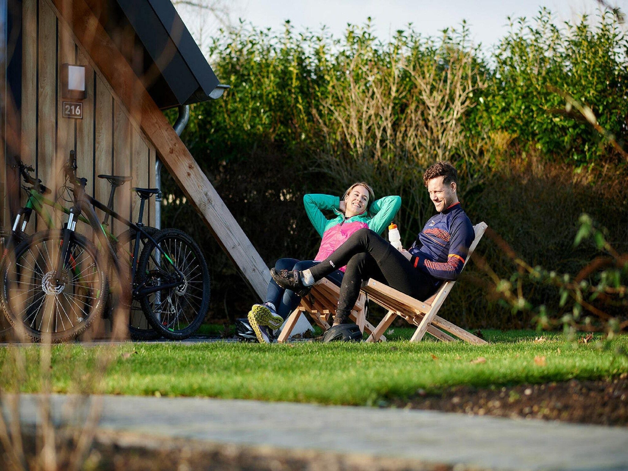 Het terras van Landgoed De IJsvogel 11 in Voorthuizen