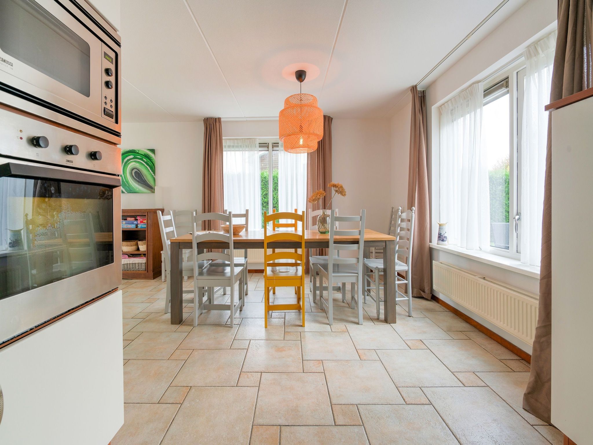 De eetkamer van Zonnig Hosterwold in Zeewolde