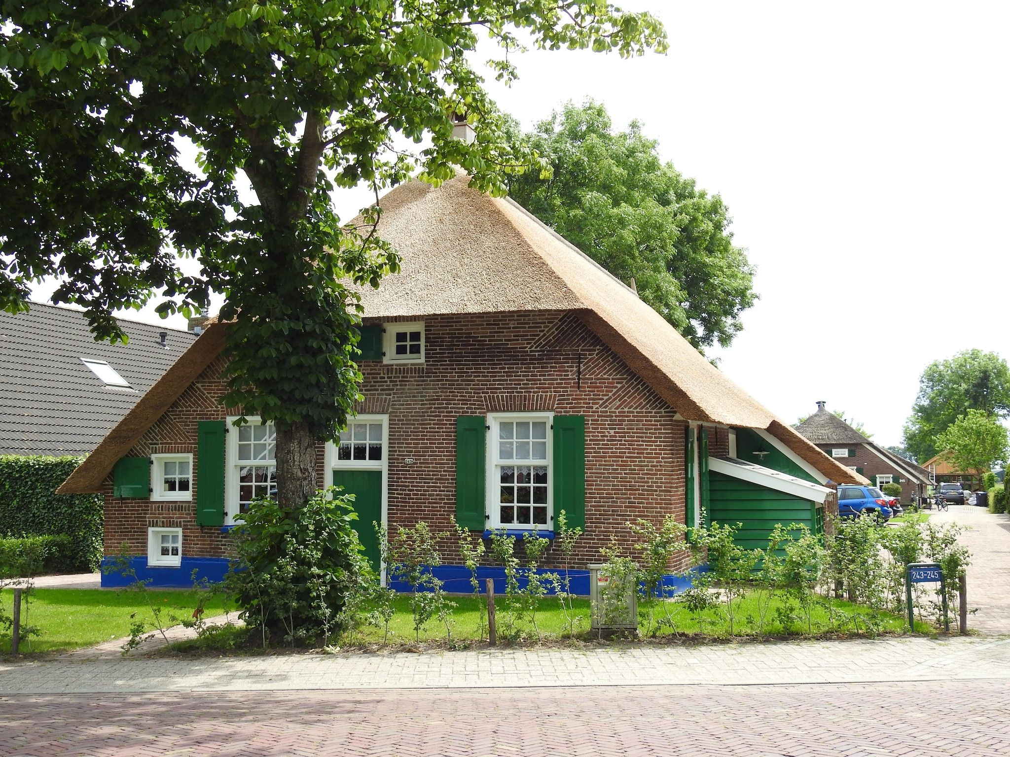 De buitenkant van woonboerderij in Staphorst voor 6 personen in Rouveen