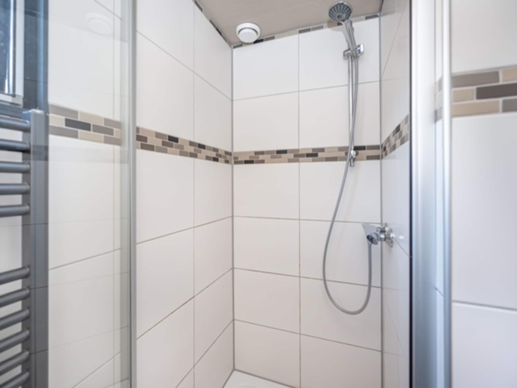 De badkamer van Chalet Sea Rocks in Goedereede