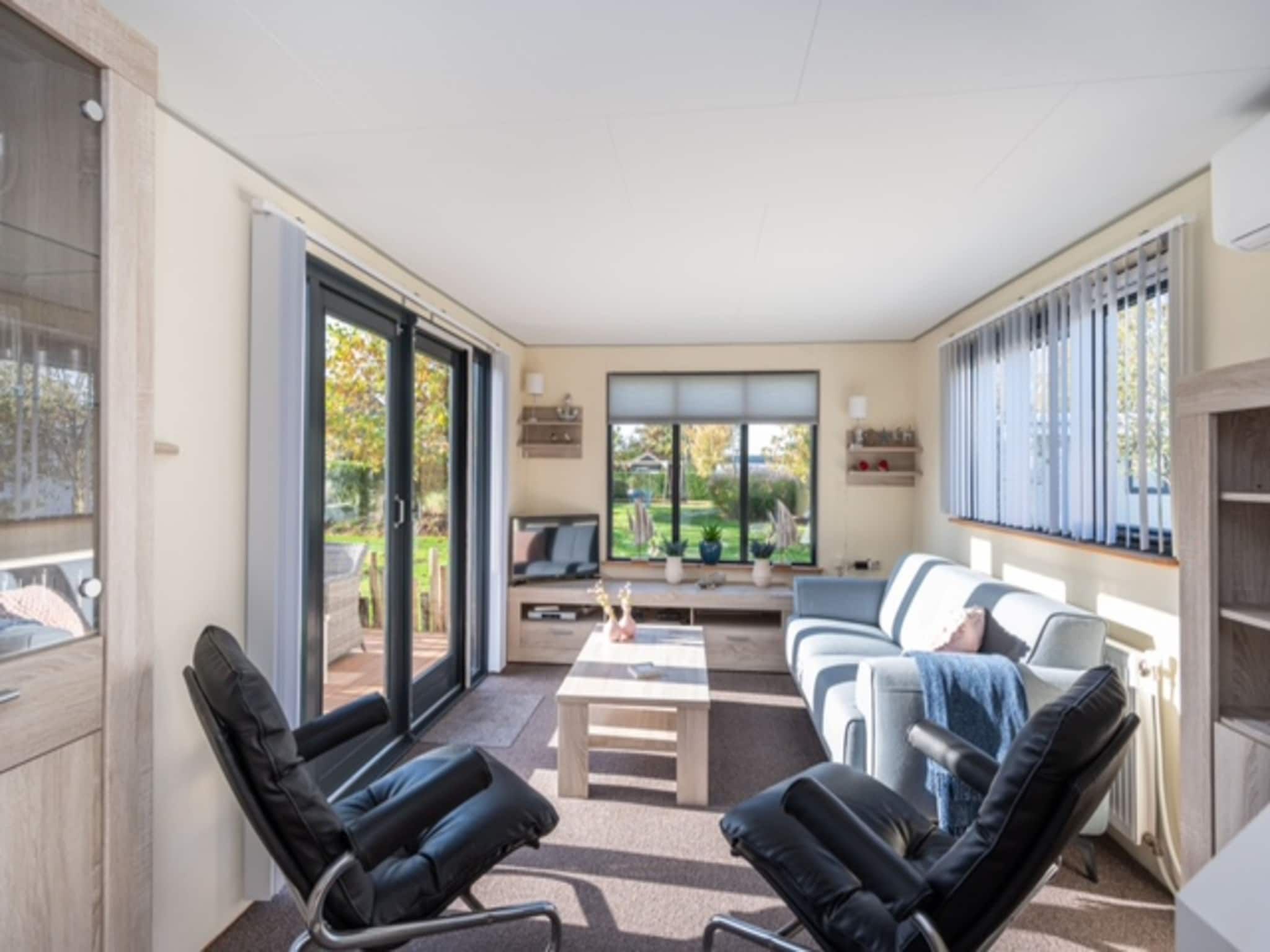 De woonkamer van Chalet Sea Rocks in Goedereede