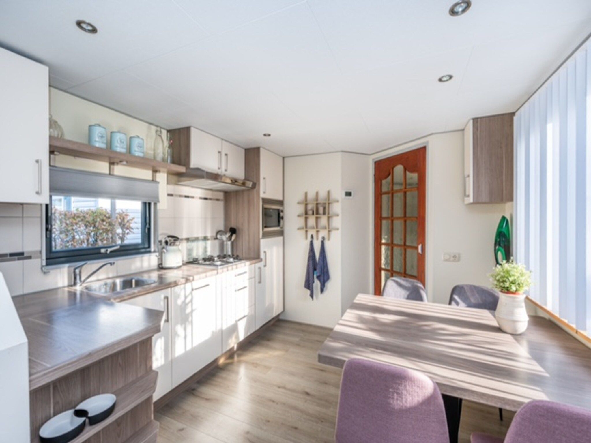 De eetkamer van Chalet Sea Rocks in Goedereede