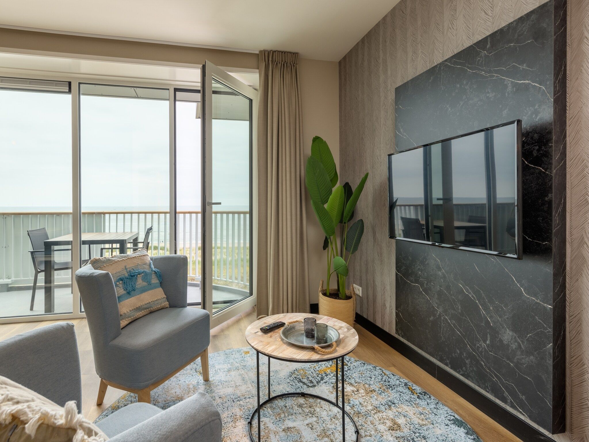De woonkamer van Residentie de Graaf van Egmont 9 in Egmond aan zee