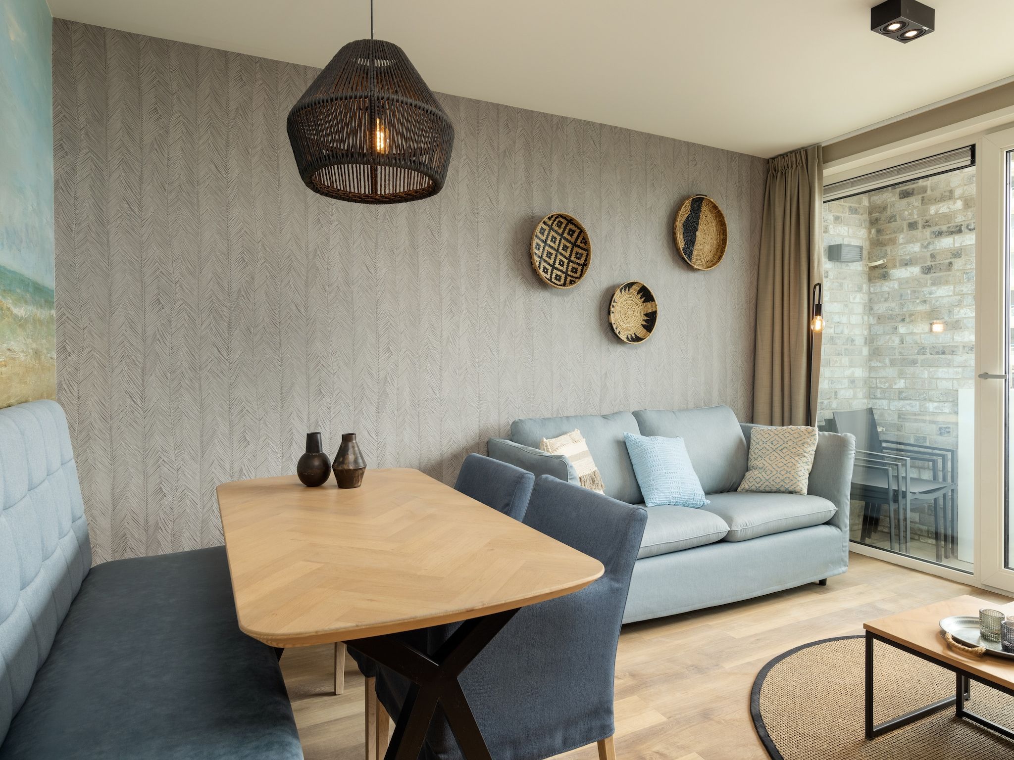 De woonkamer van Residentie de Graaf van Egmont 10 in Egmond aan zee