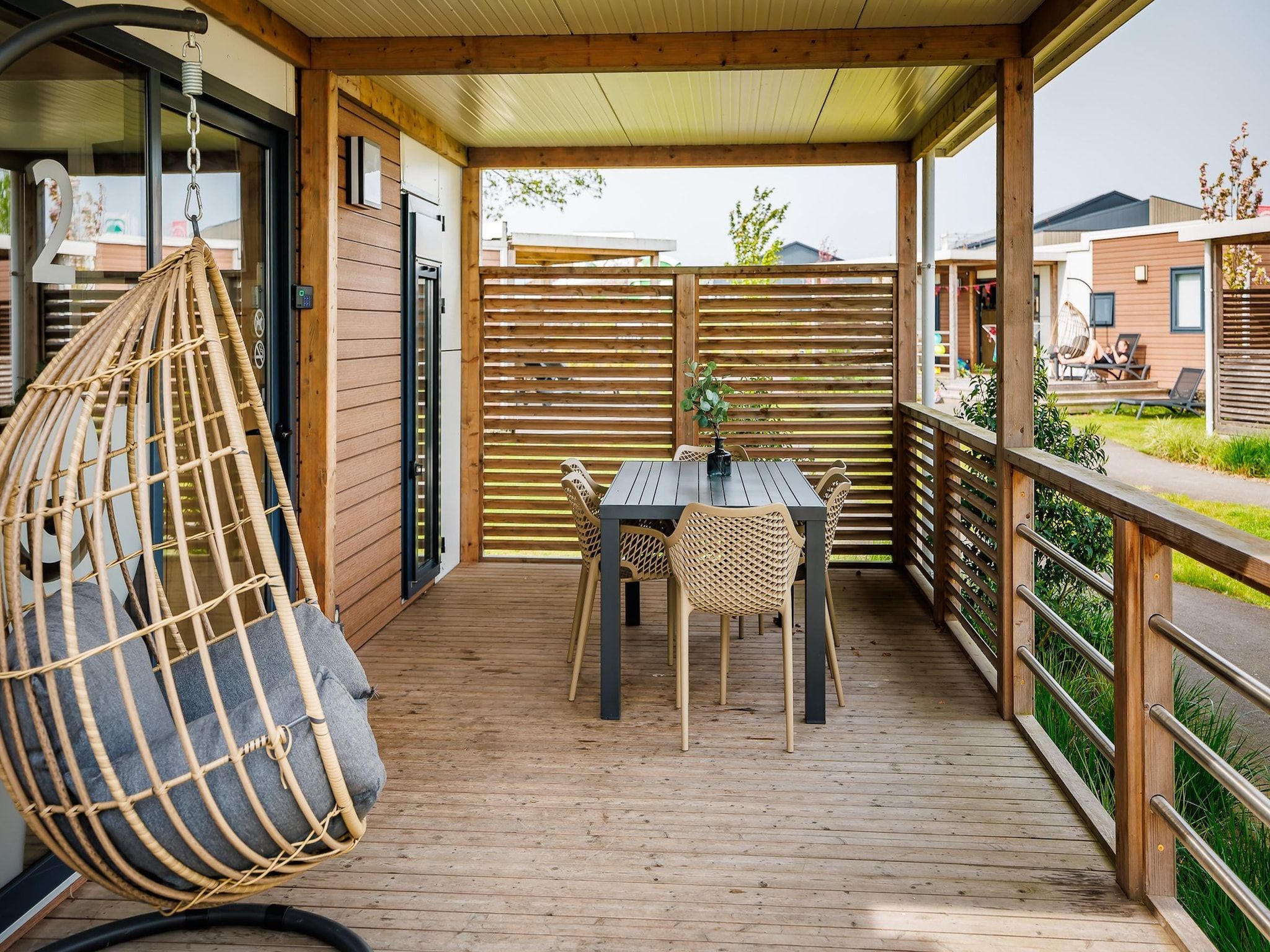 Het terras van Vakantiepark Eiland van Maurik 7 in Maurik