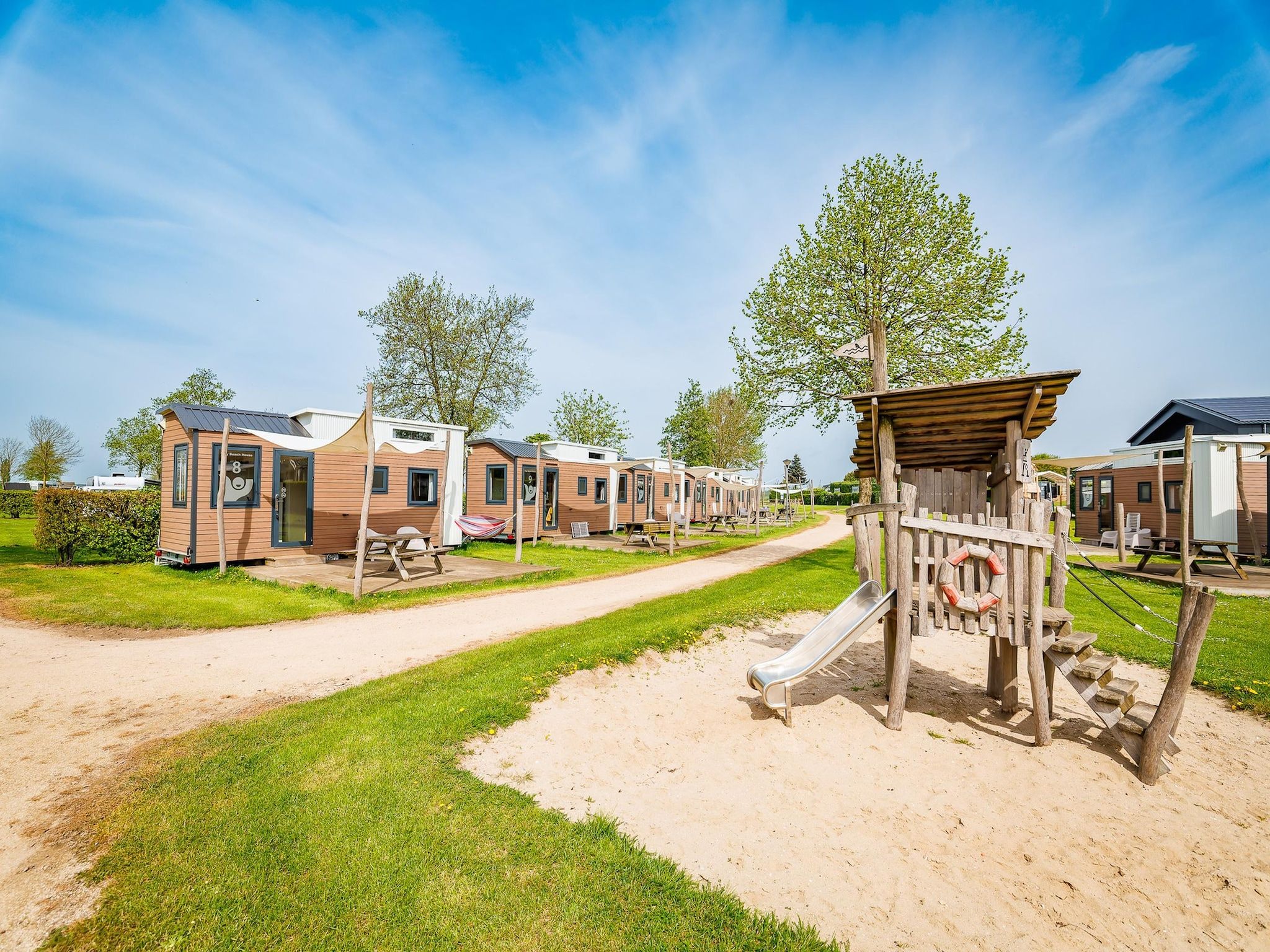 De buitenkant van Vakantiepark Eiland van Maurik 9 in Maurik