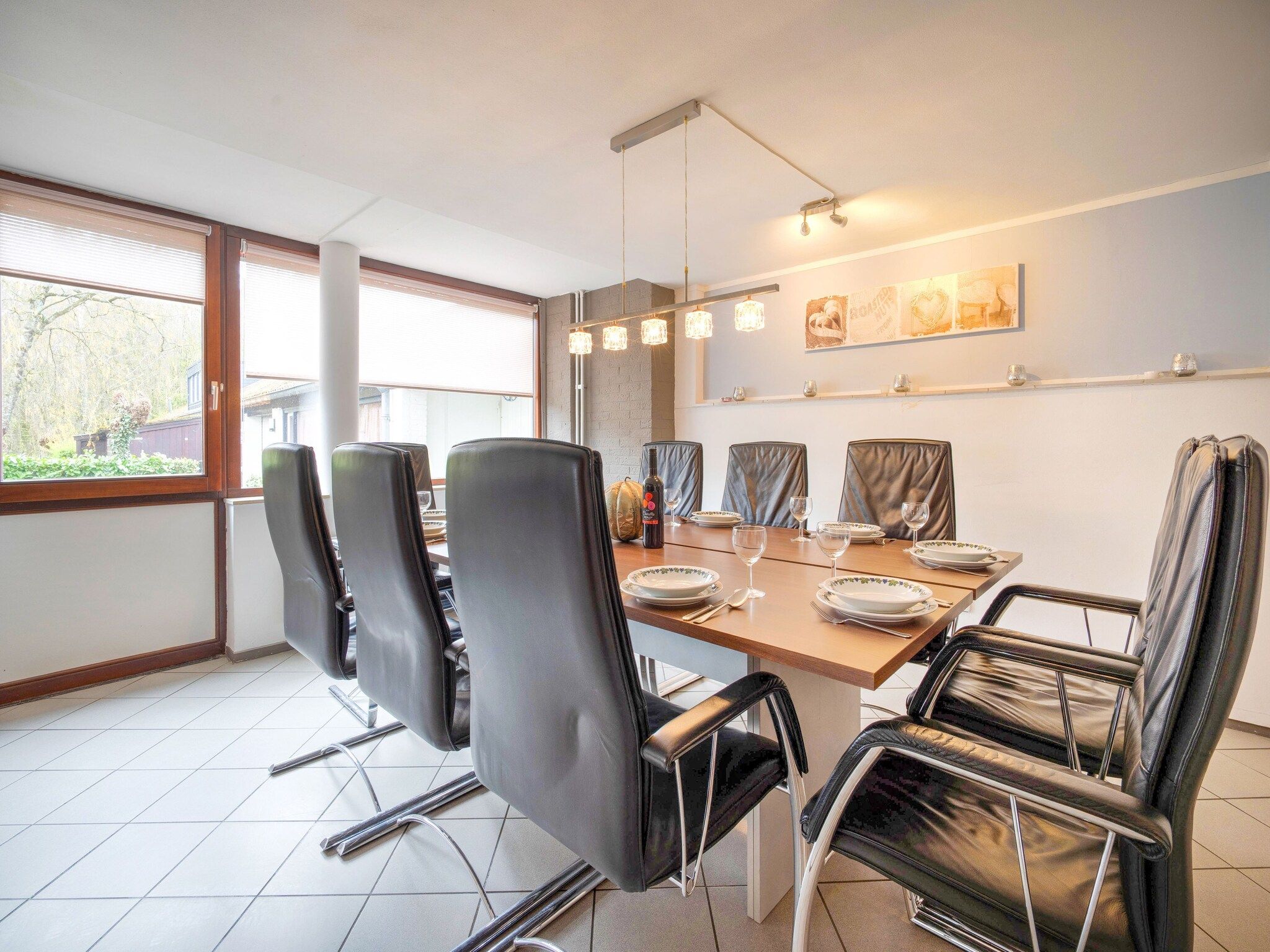 De eetkamer van De Wingerd 10P in Ulestraten