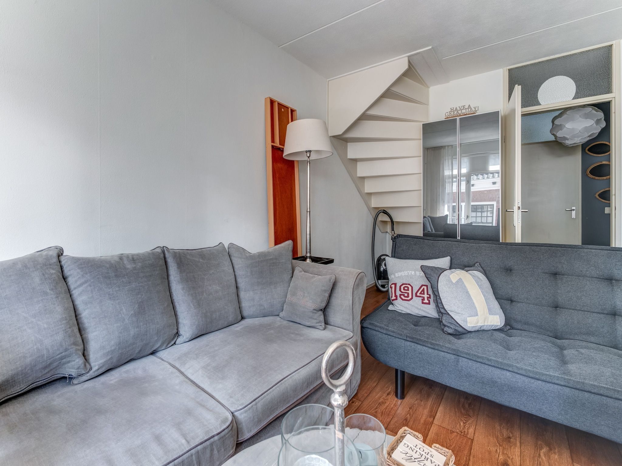 De woonkamer van Ruim appartement in centrum Leeuwarden in Leeuwarden