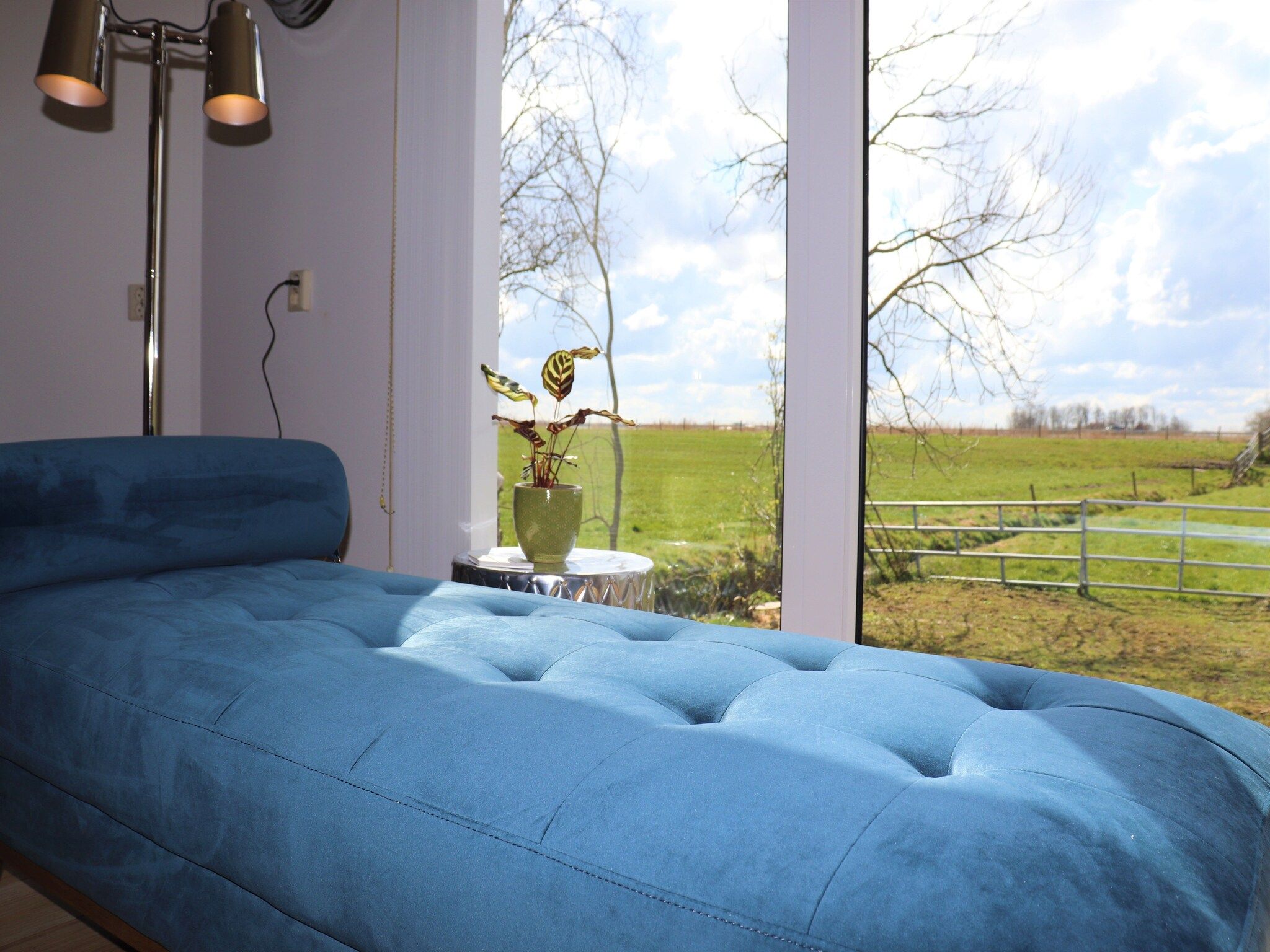De woonkamer van Knus chalet in Friesland met hottub in Suwald