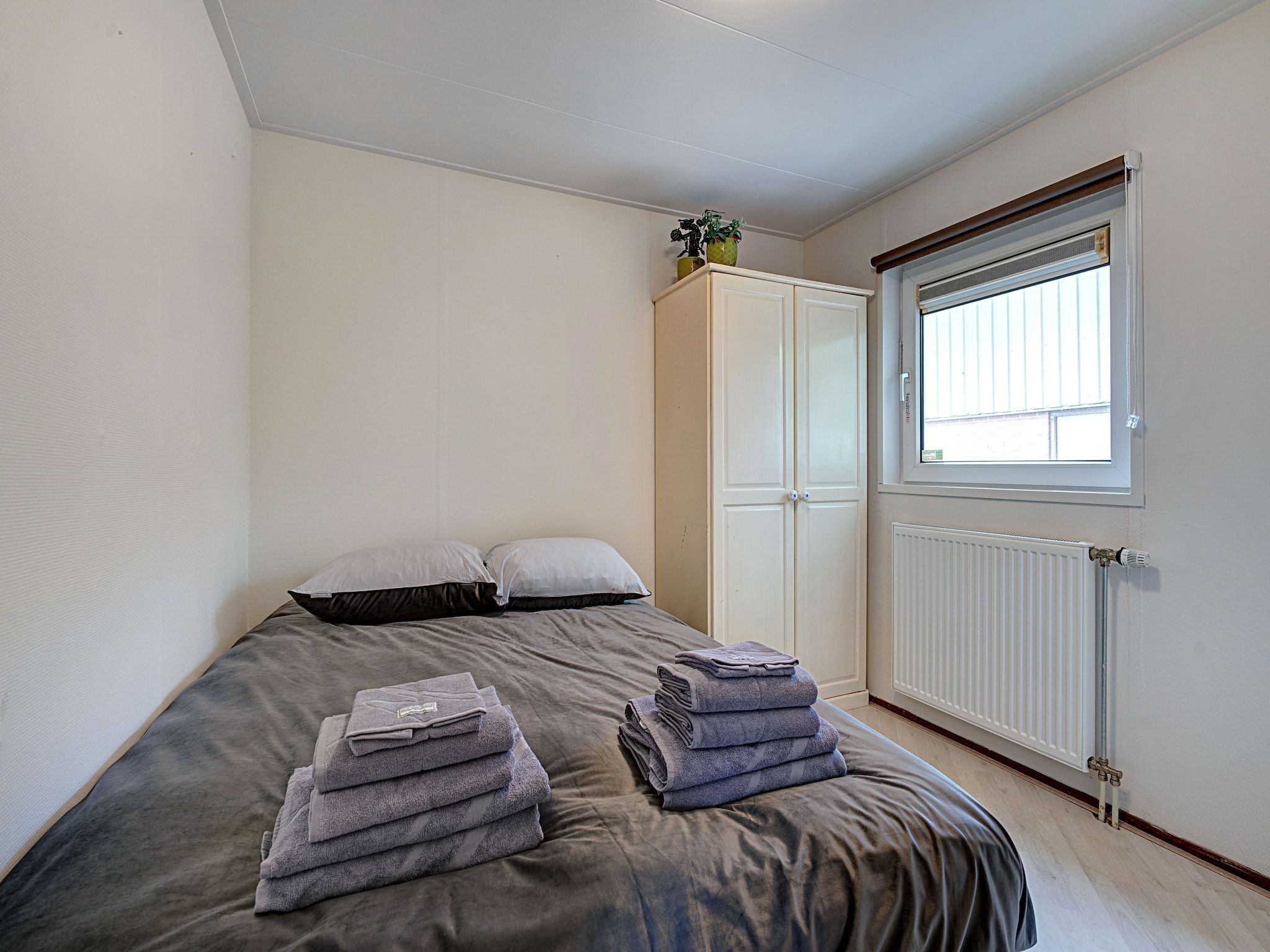 Een slaapkamer van Knus chalet in Friesland met hottub in Suwald