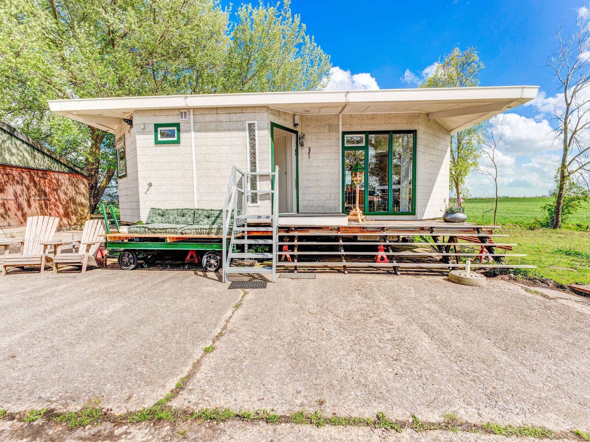 De buitenkant van Knus chalet in Friesland met hottub in Suwald