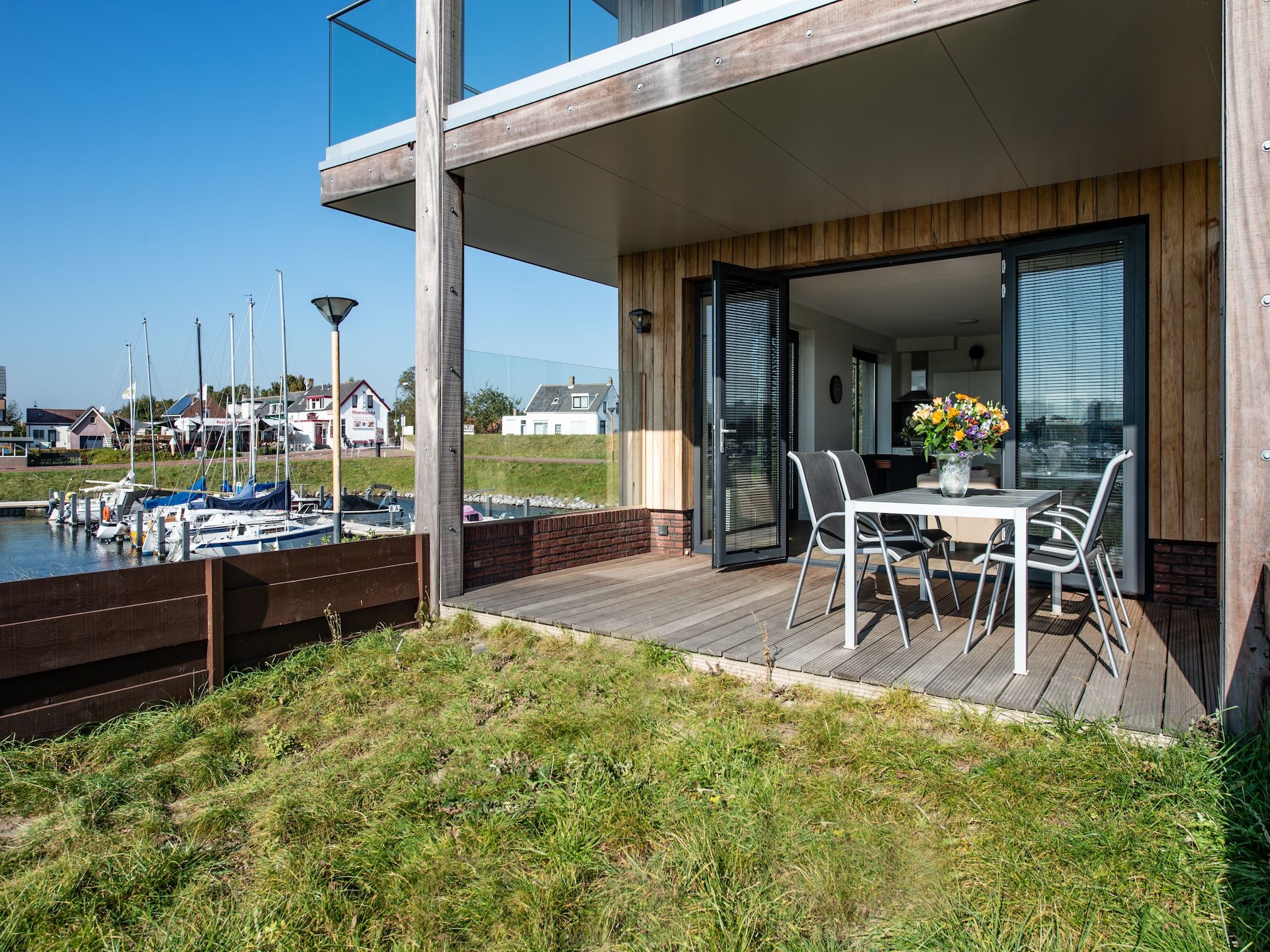 Het terras van Uithaven 10 in Kamperland