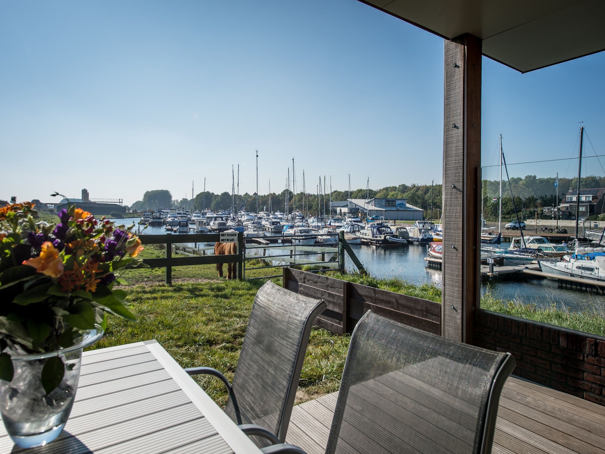 Het terras van Uithaven 10 in Kamperland