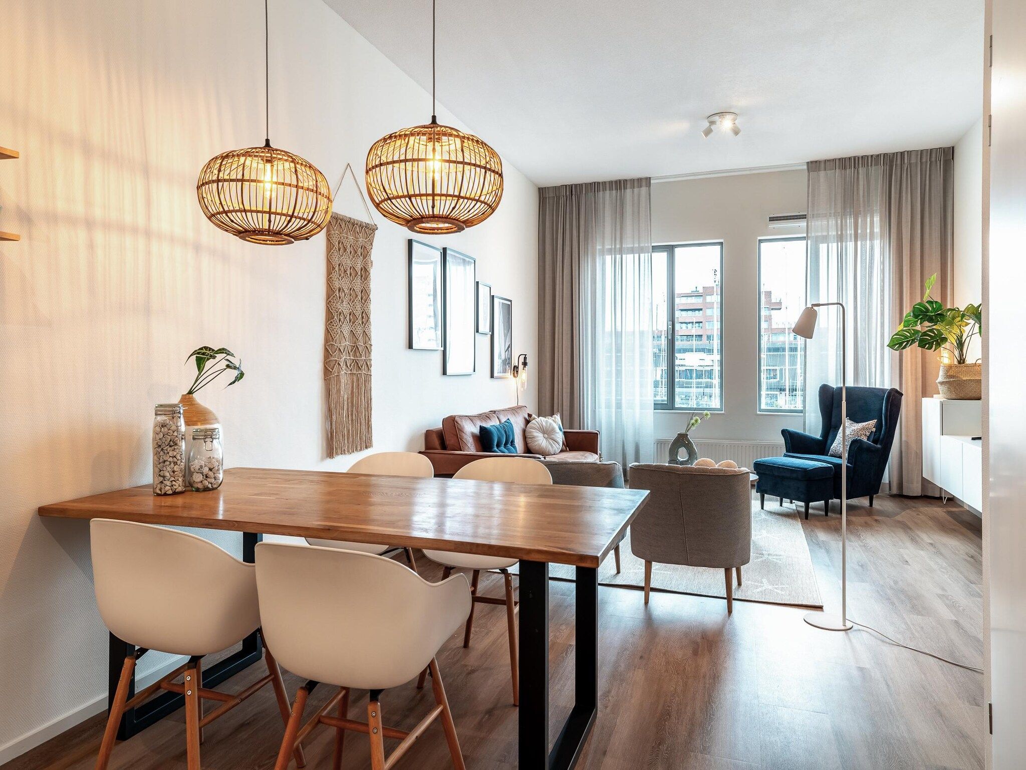De eetkamer van Scheveningen Harbour 56 in Den Haag