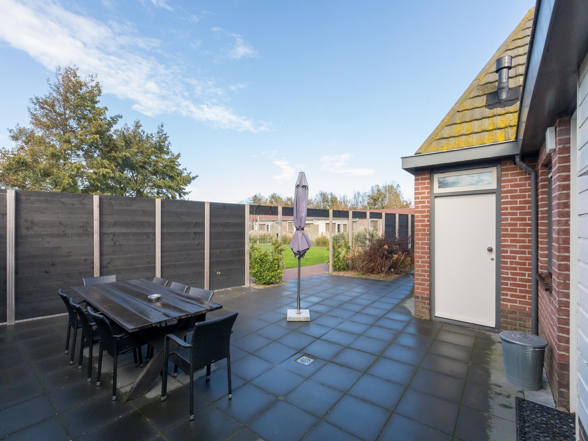 Het terras van Oostkapelseweg 32 -Ooievaar in Serooskerke