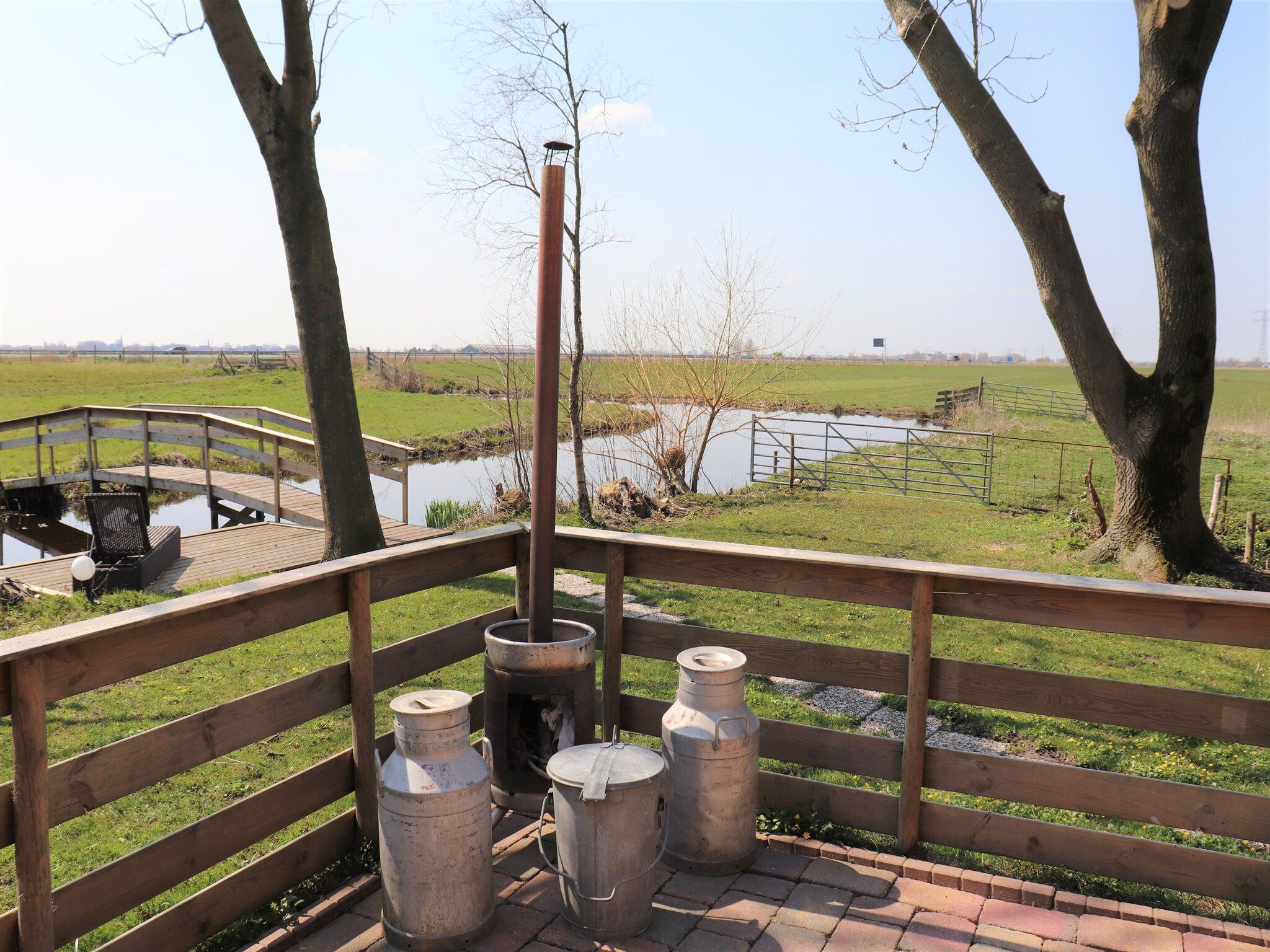 Het terras van B&B boerderij GRUTSK in Suwald