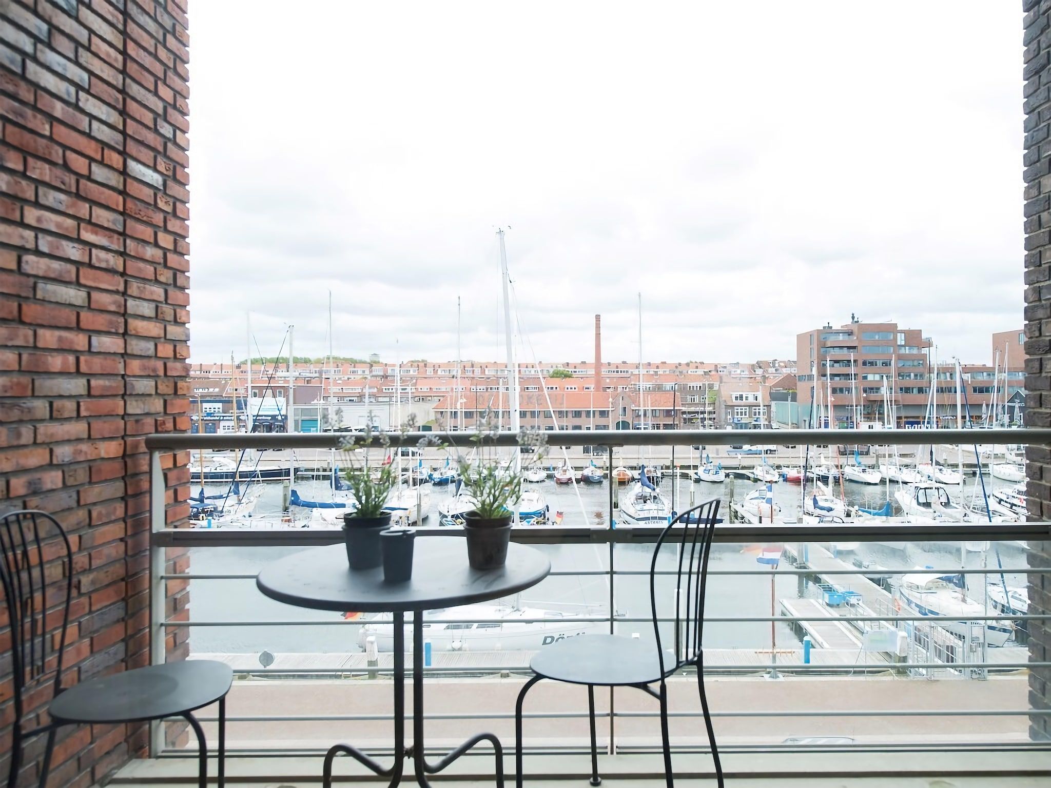 Het terras van Scheveningen Harbour 22B in Den Haag