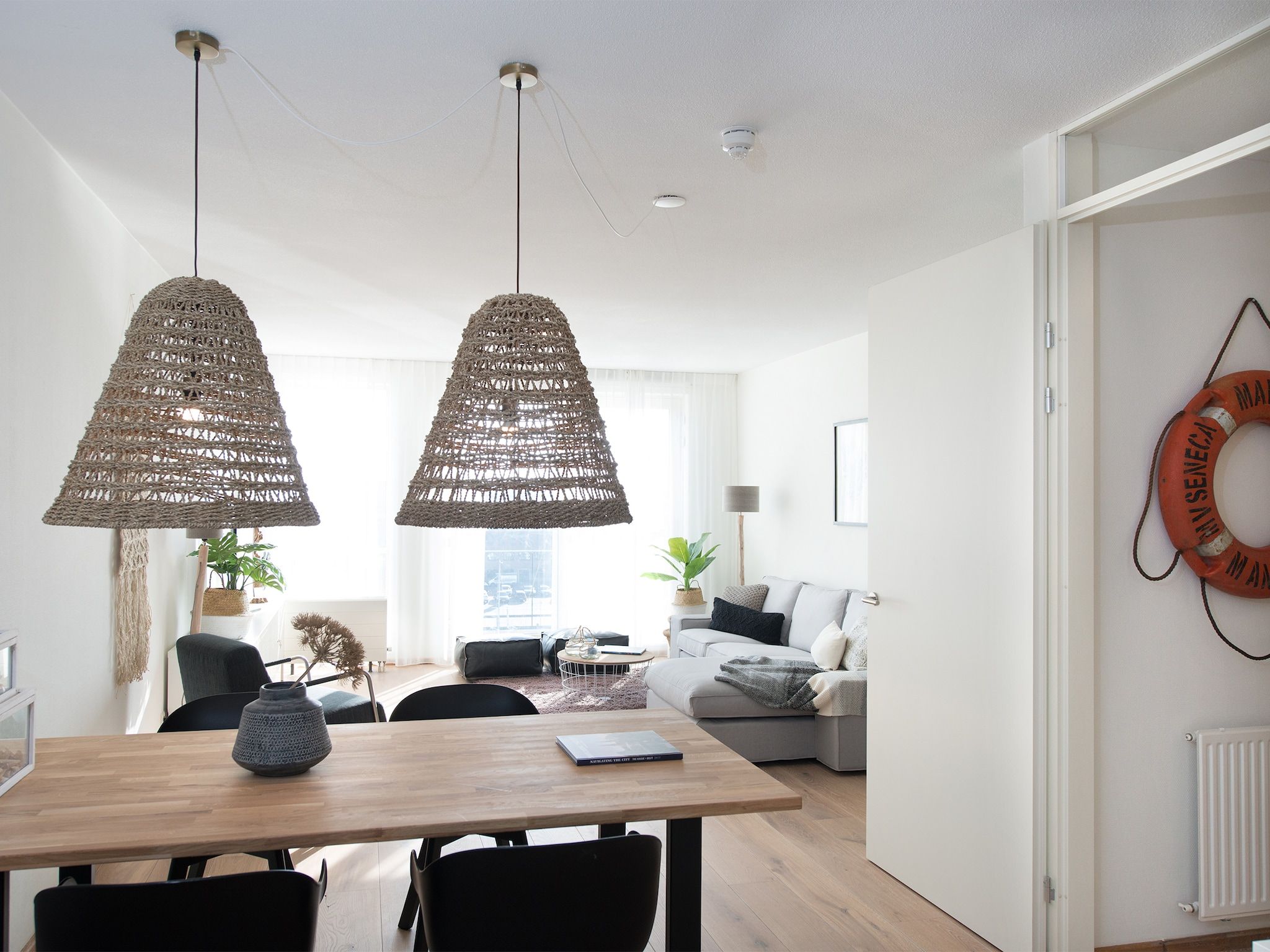 De woonkamer van Scheveningen Harbour 28B in Den Haag