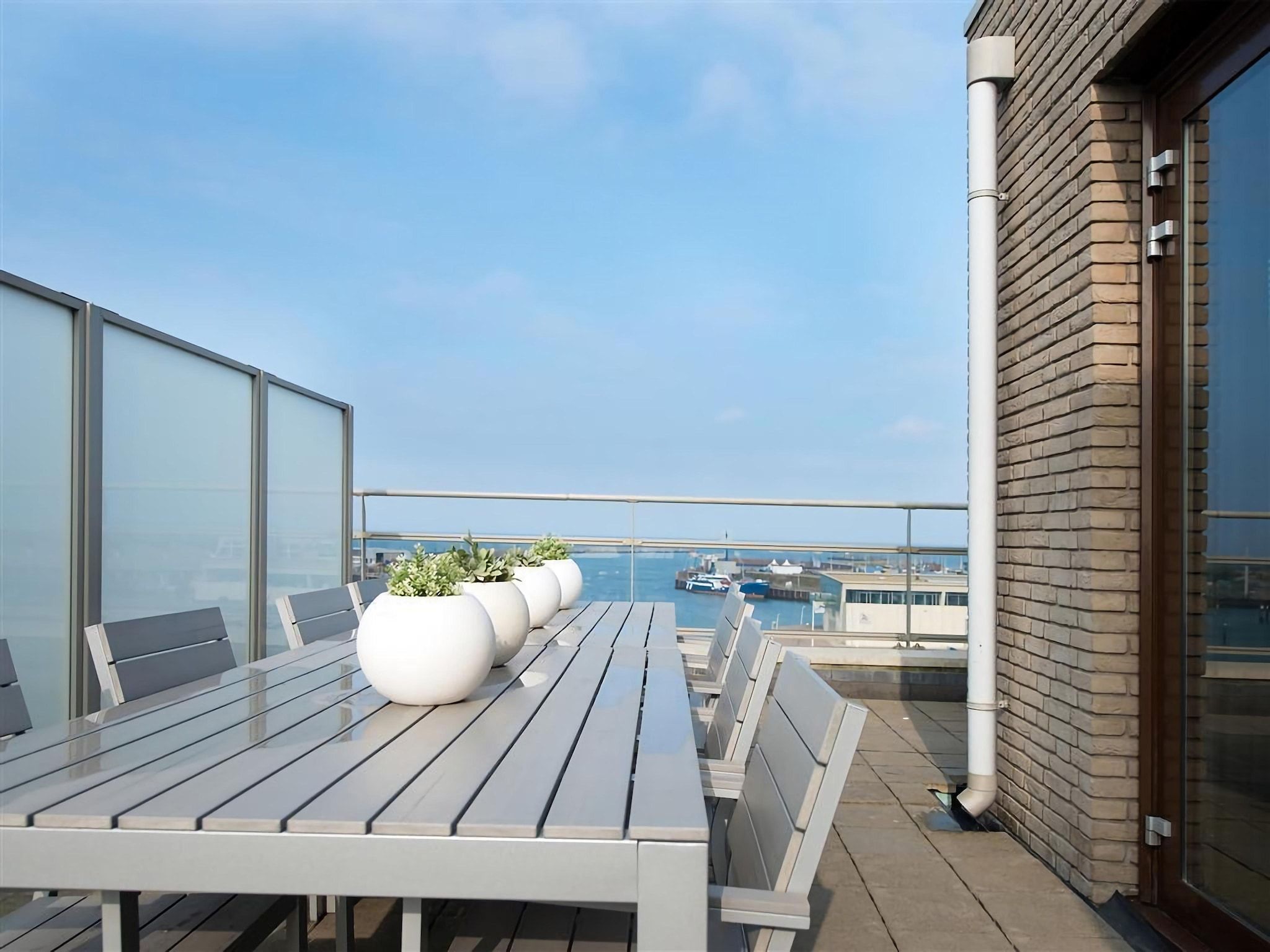 Het terras van Scheveningen Harbour 32 in Den Haag
