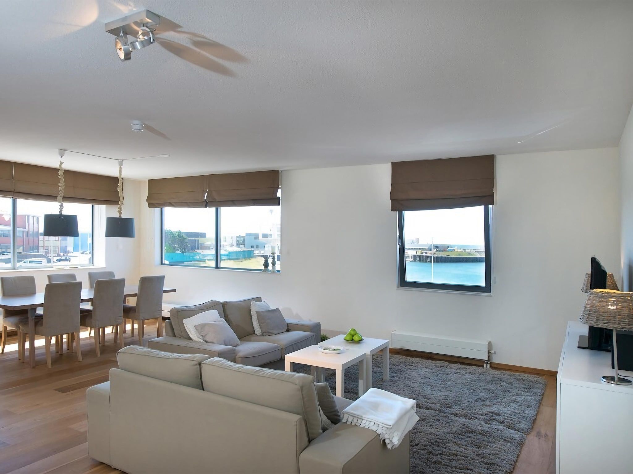 De woonkamer van Scheveningen Harbour 36 in Den Haag
