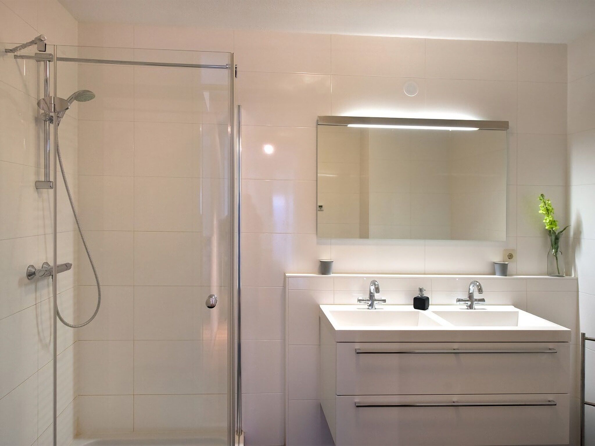 De badkamer van Scheveningen Harbour 36 in Den Haag