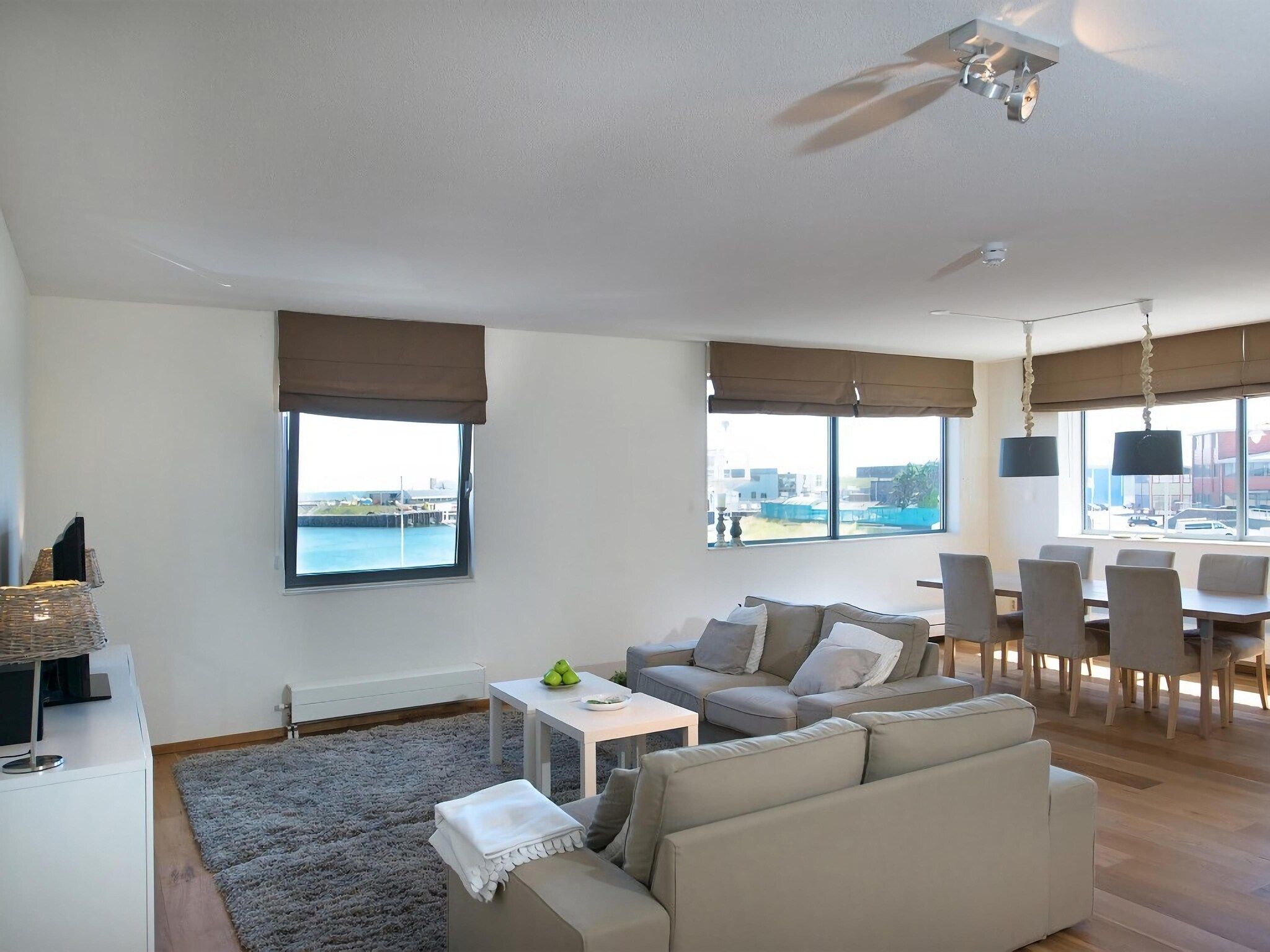 De woonkamer van Scheveningen Harbour 36 in Den Haag