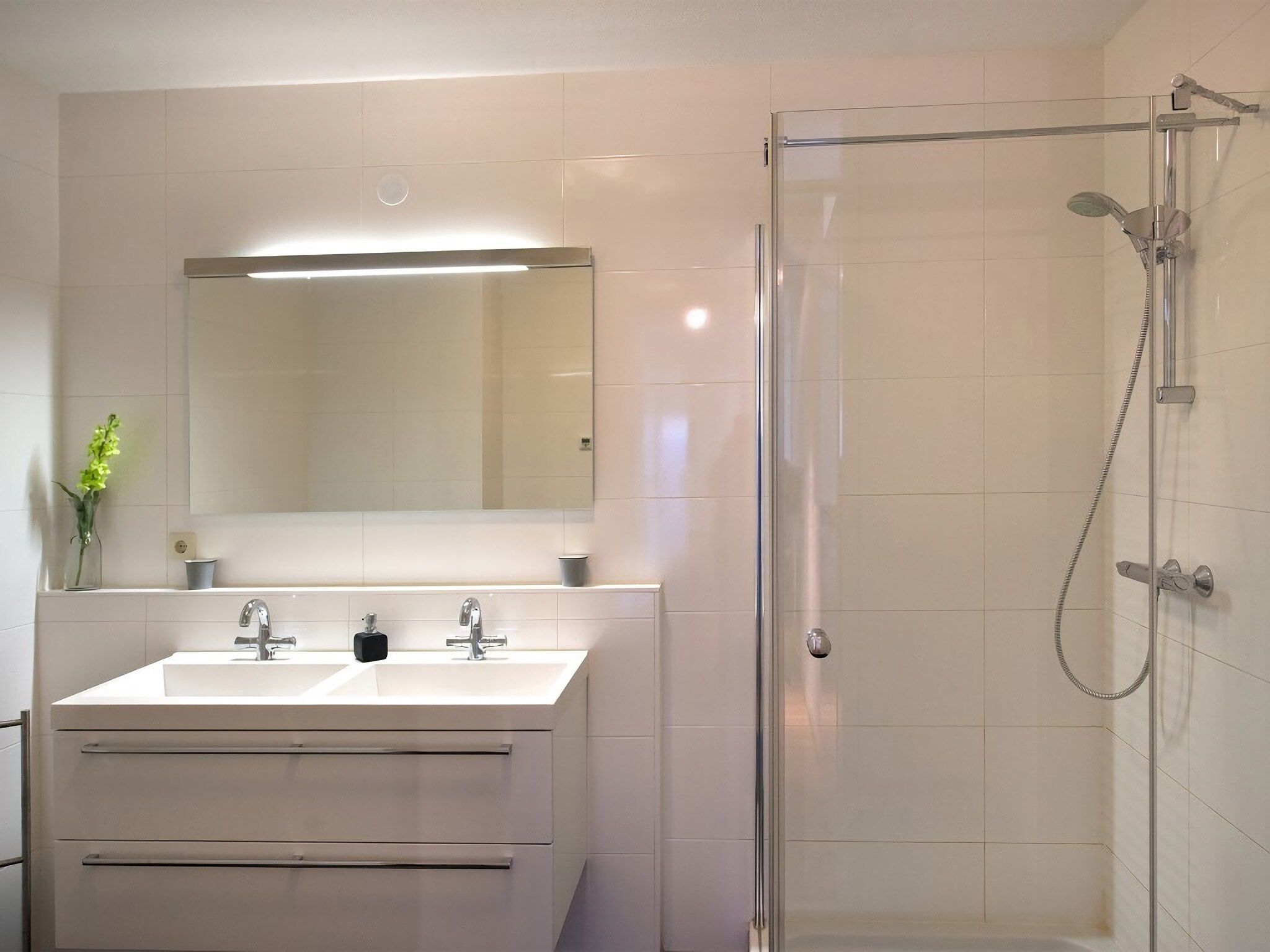 De badkamer van Scheveningen Harbour 36 in Den Haag