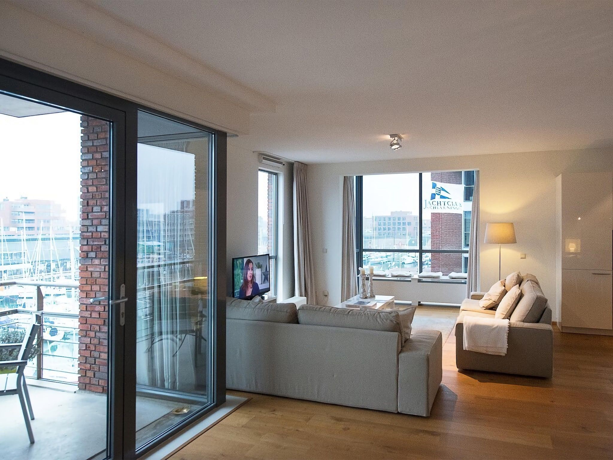 De woonkamer van Scheveningen Harbour 38C in Den Haag