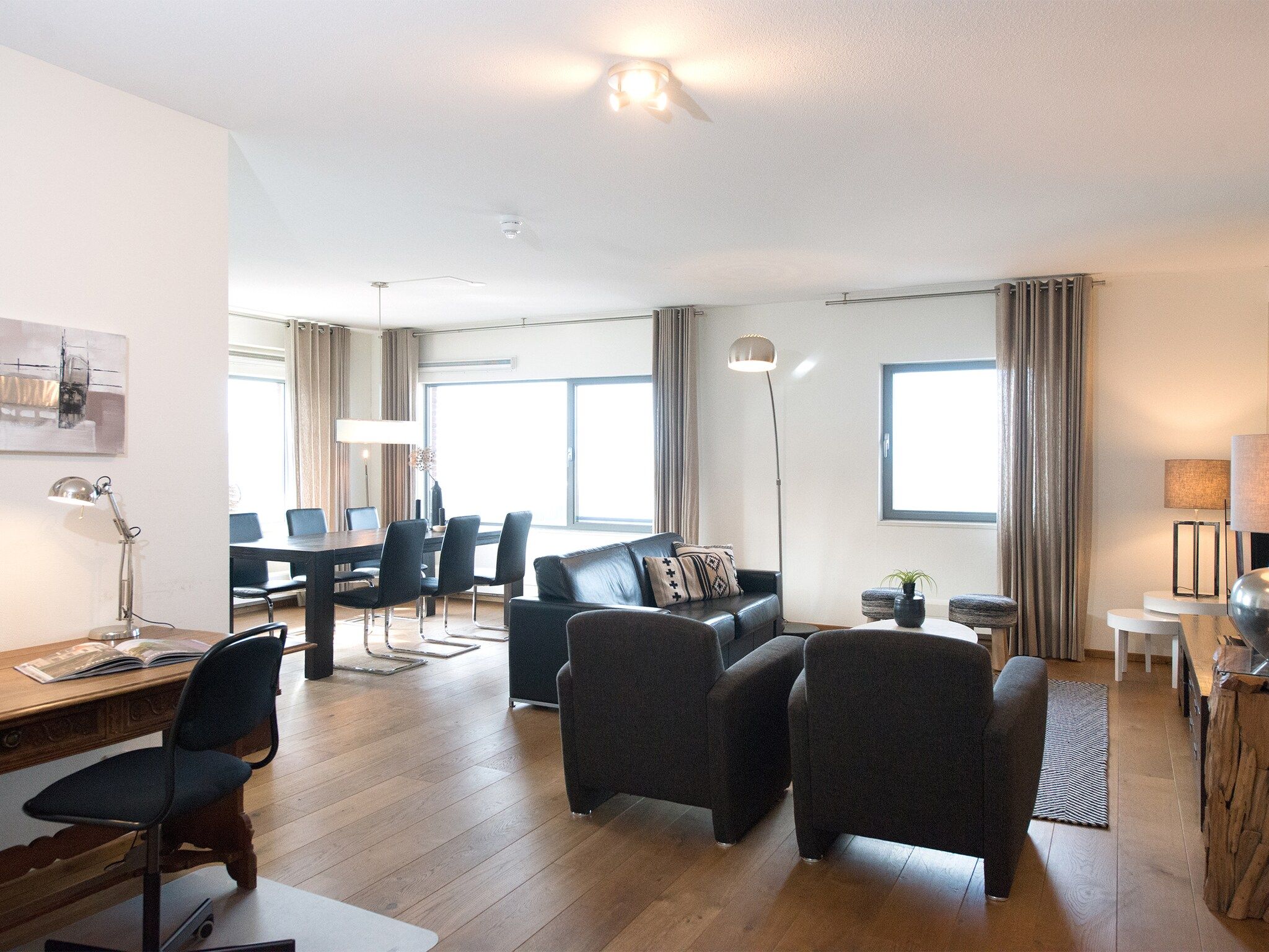 De woonkamer van Scheveningen Harbour 40 in Den Haag