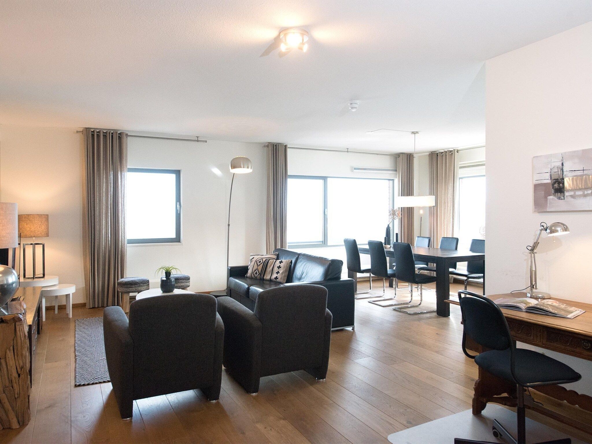 De woonkamer van Scheveningen Harbour 40 in Den Haag