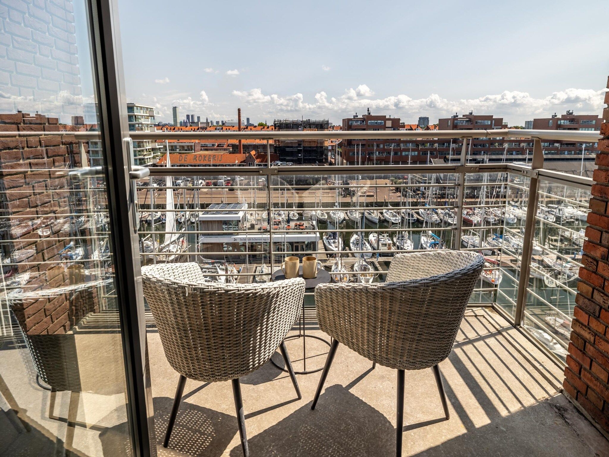 Het terras van Scheveningen Harbour 42A in Den Haag