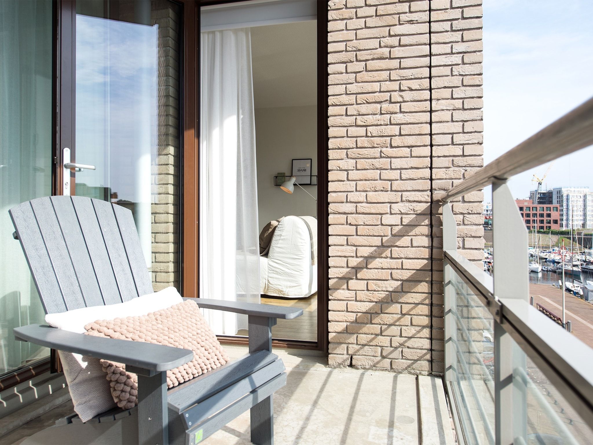 Het terras van Scheveningen Harbour 48A in Den Haag