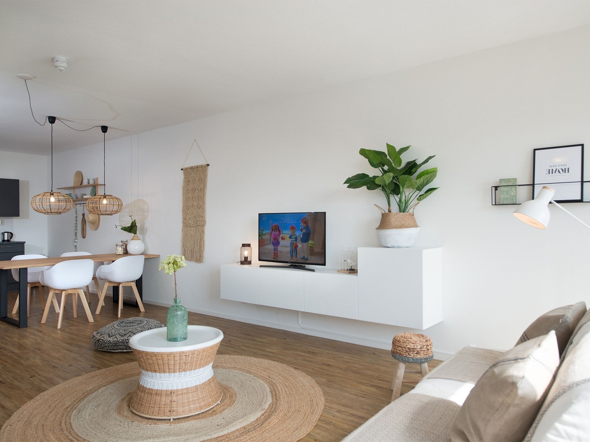De woonkamer van Scheveningen Harbour 48A in Den Haag
