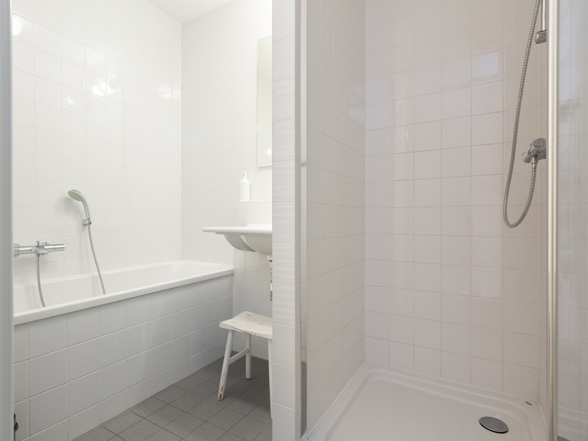 De badkamer van Scheveningen Harbour 50A in Den Haag