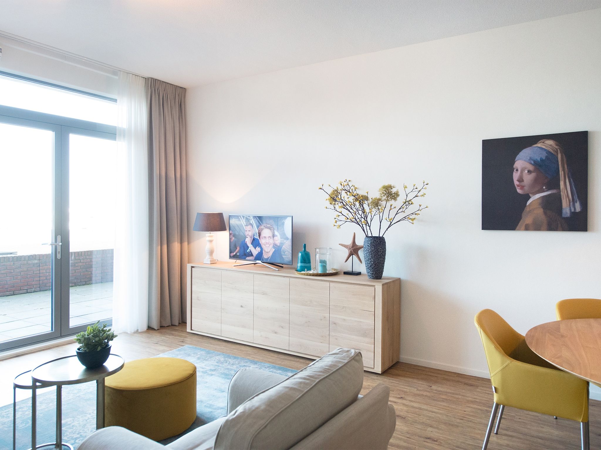 De woonkamer van Scheveningen Harbour 54 in Den Haag