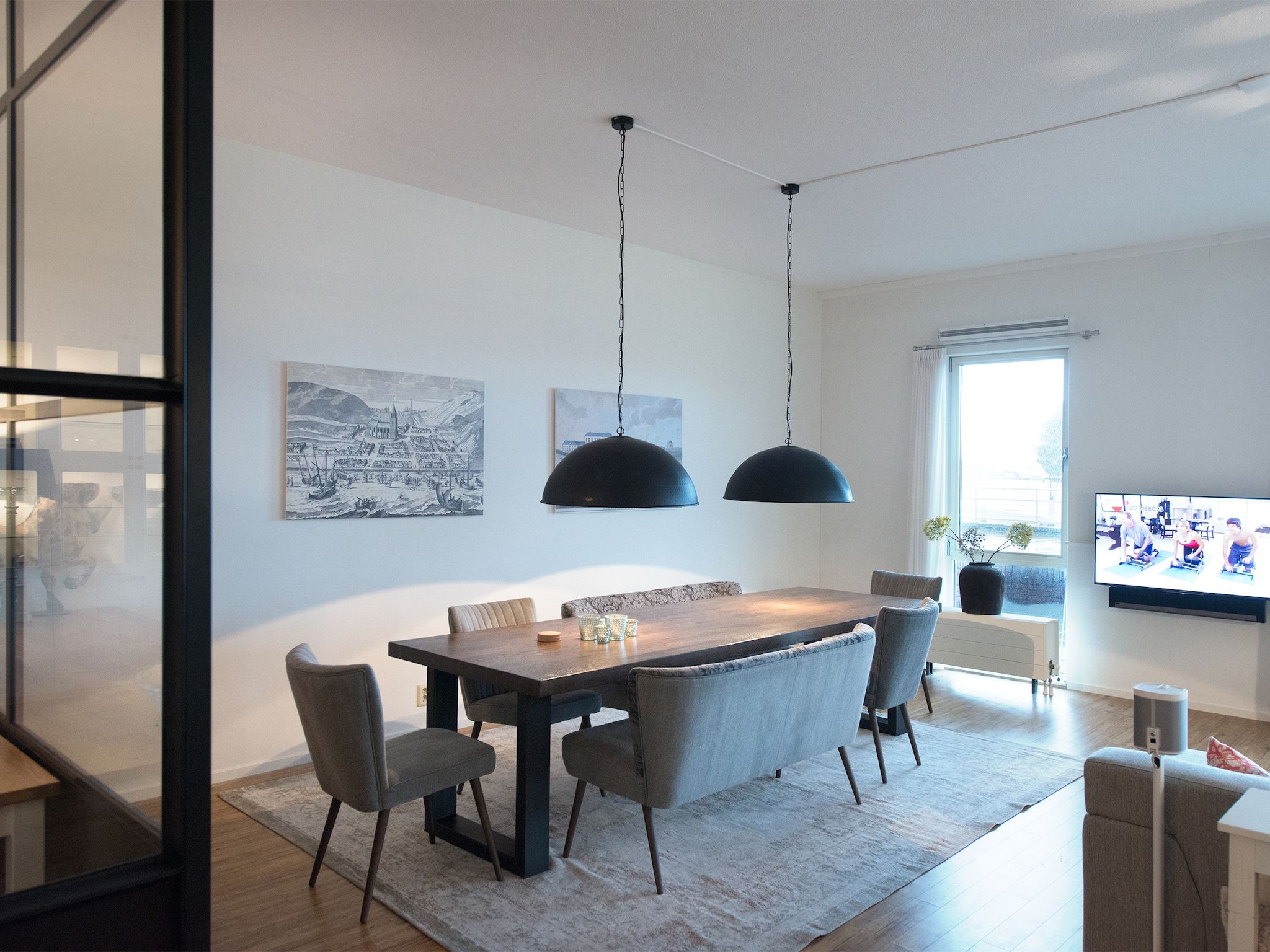 De eetkamer van Scheveningen Harbour 54A in Den Haag