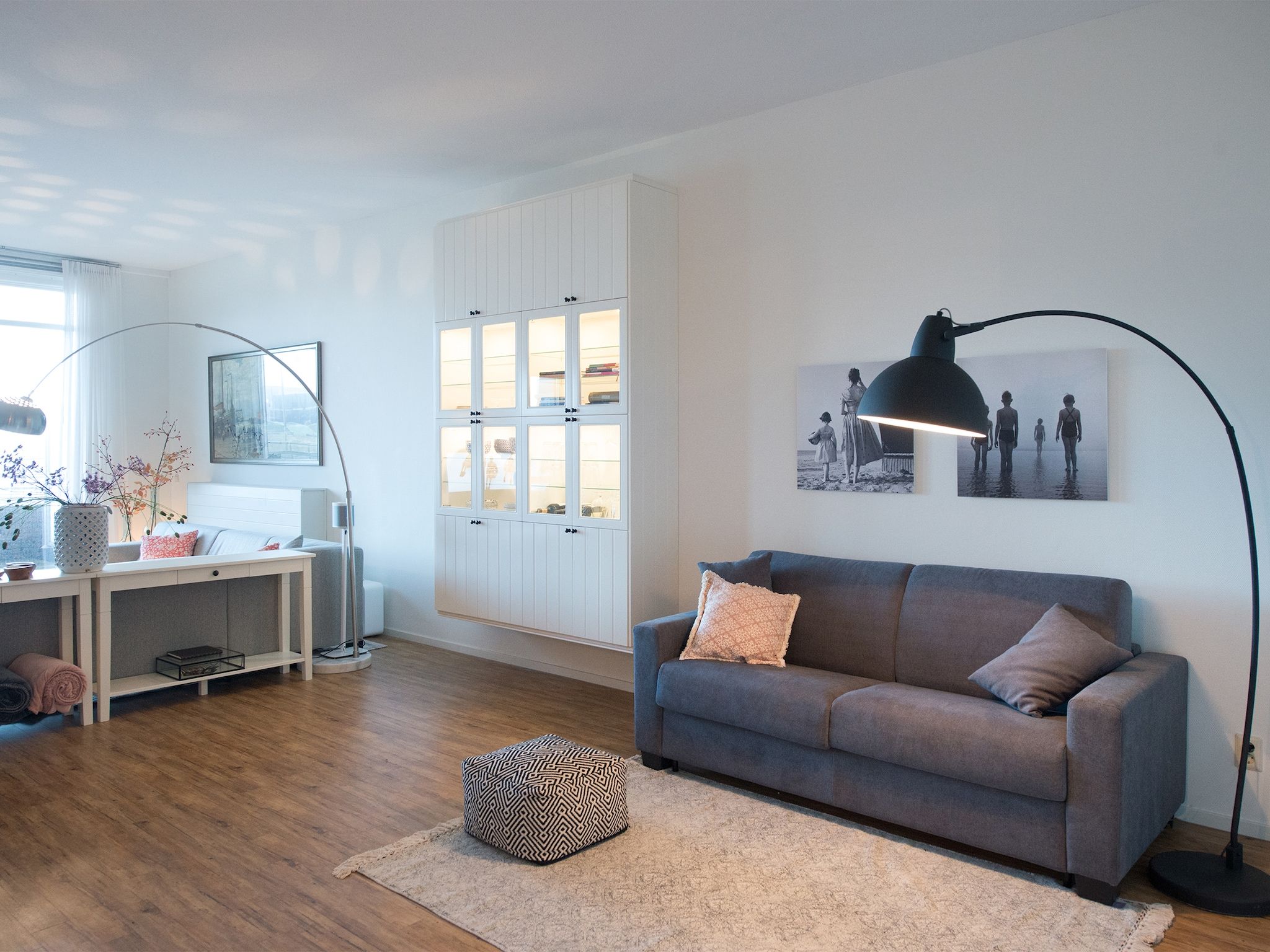 De woonkamer van Scheveningen Harbour 54A in Den Haag