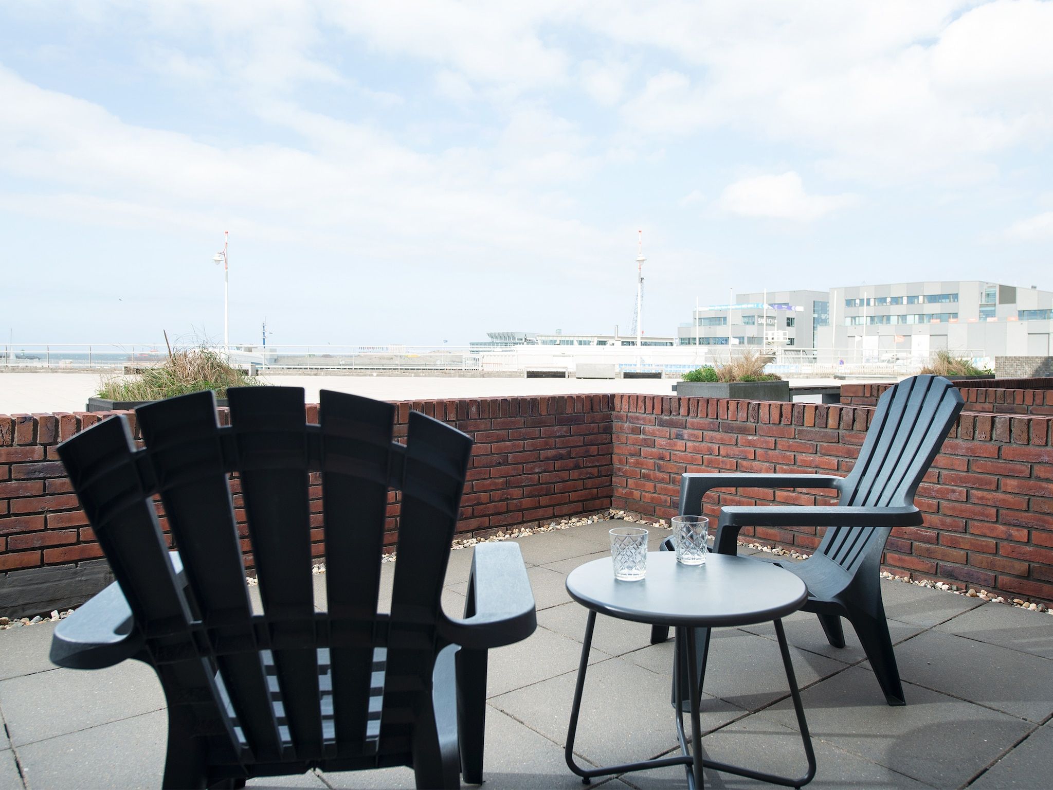 Het terras van Scheveningen Harbour 56C in Den Haag