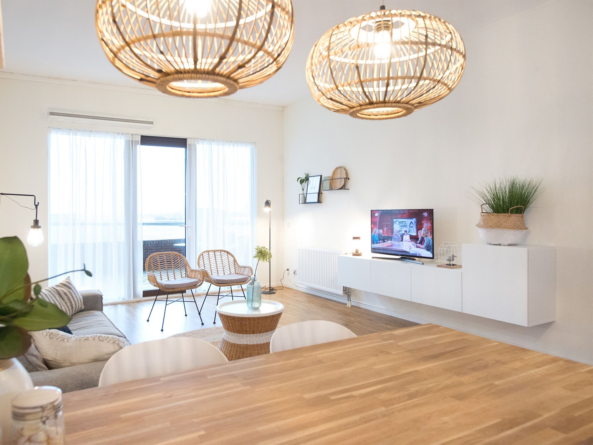 De woonkamer van Scheveningen Harbour 56C in Den Haag
