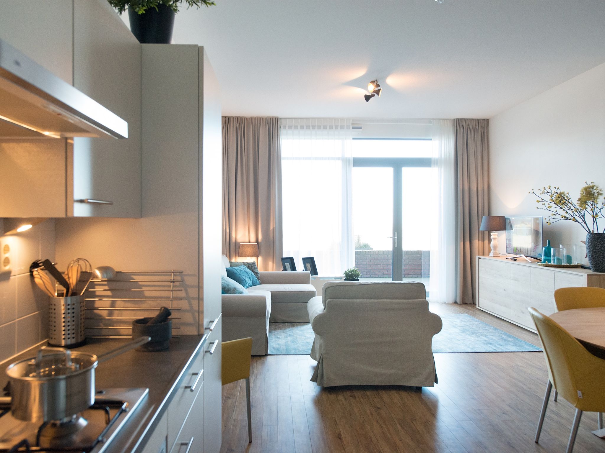 De woonkamer van Scheveningen Harbour 56D in Den Haag