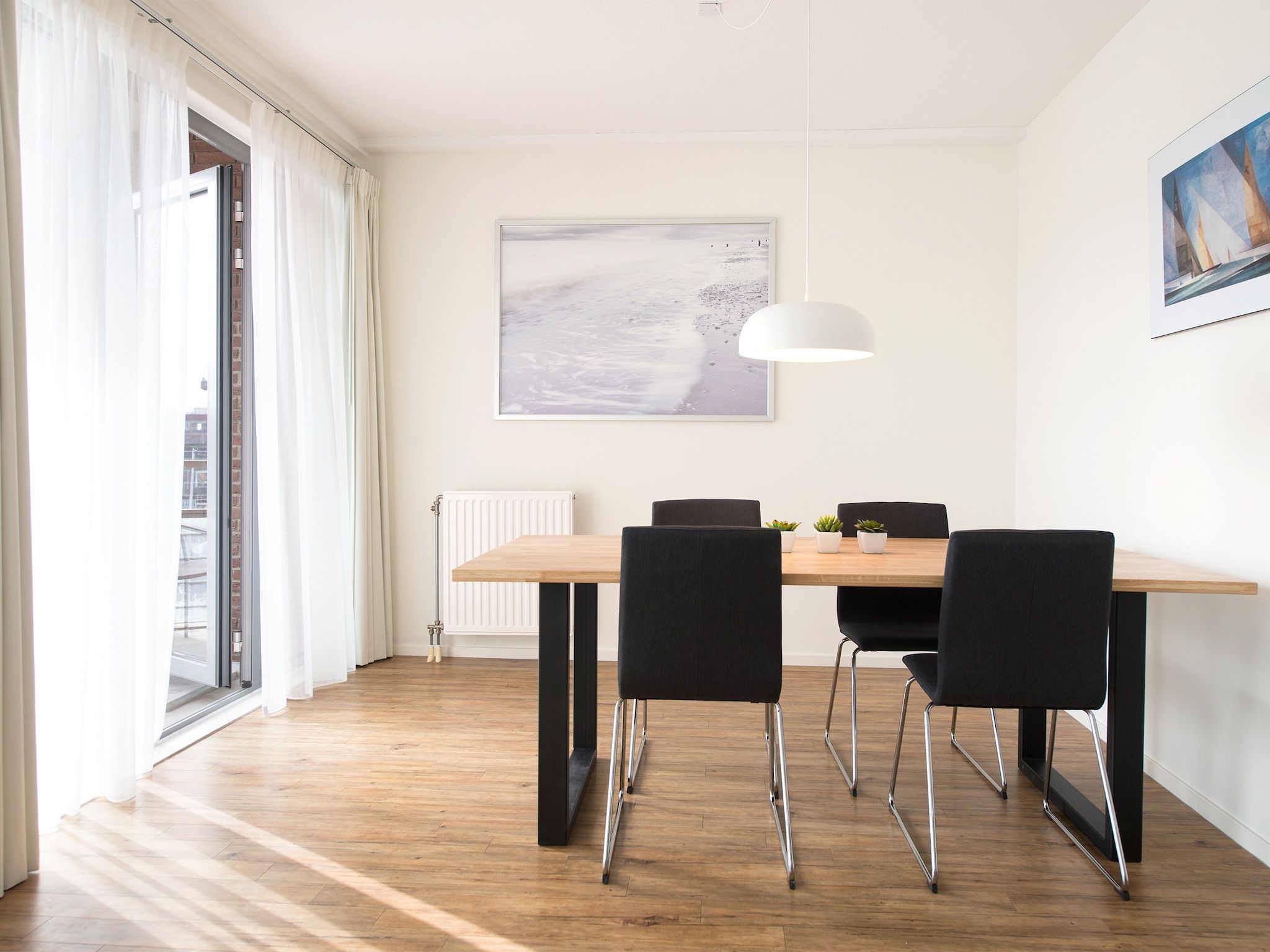 De eetkamer van Scheveningen Harbour 58C in Den Haag
