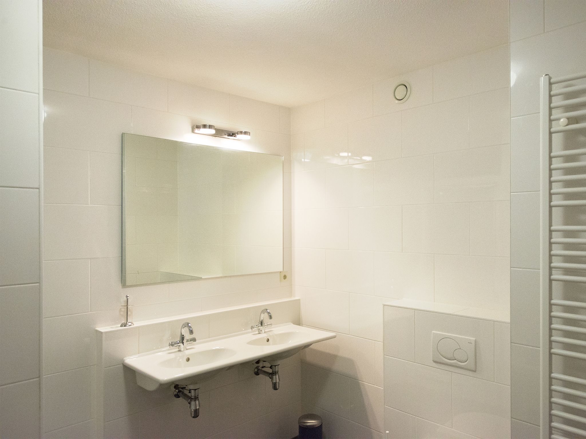 De badkamer van Scheveningen Harbour 60B in Den Haag